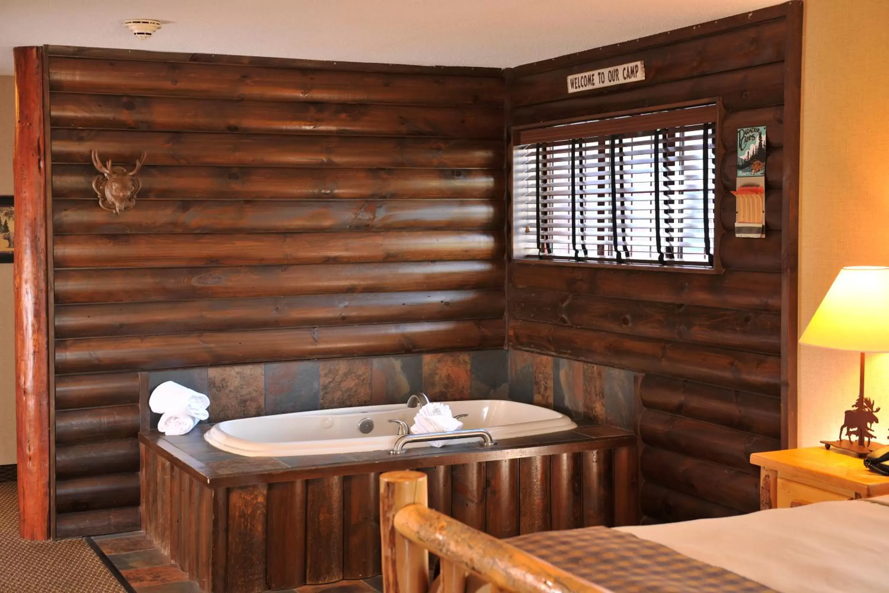 Hot Tub, Bathroom in Stoney Creek Hotel Moline