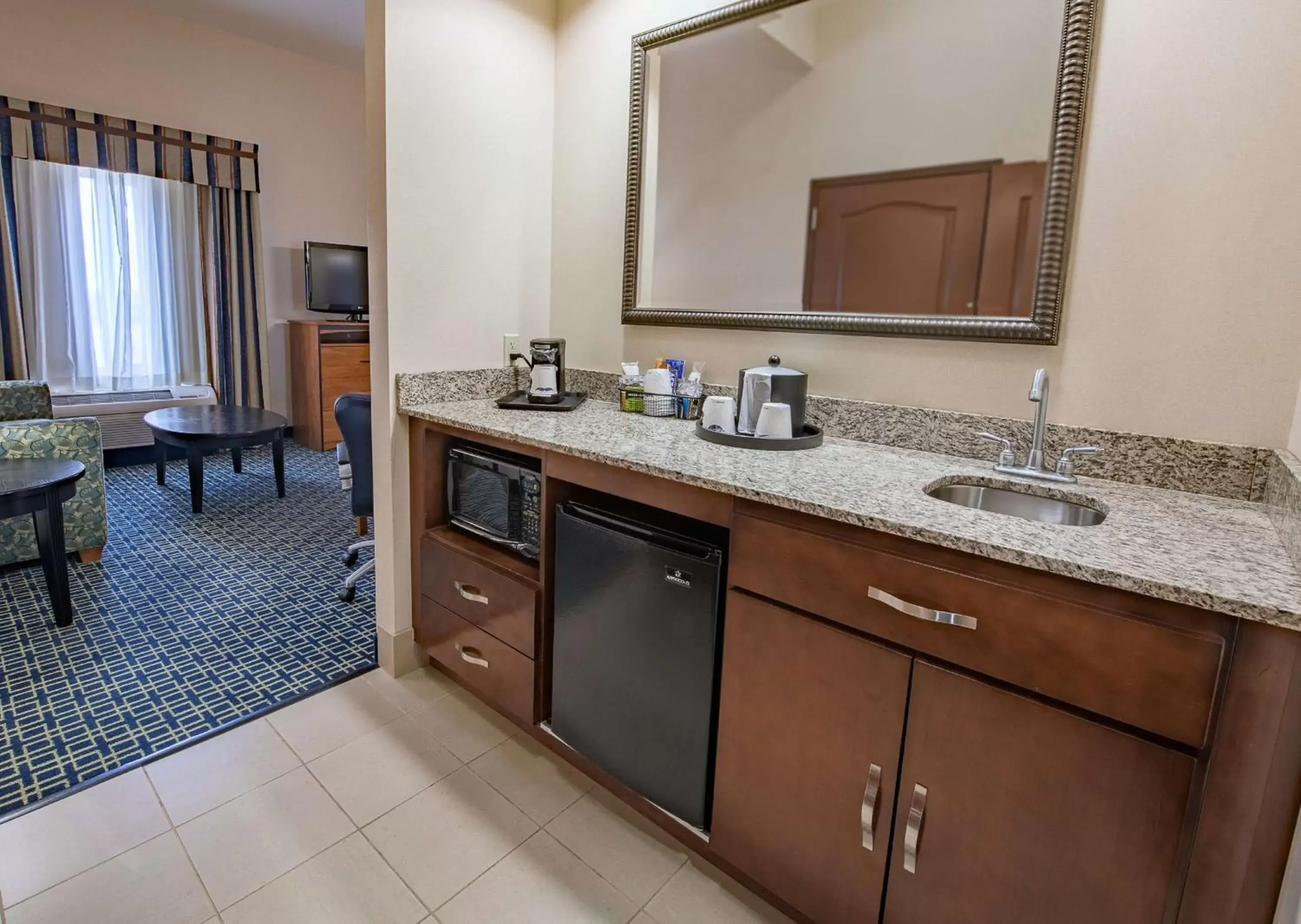 Kitchen or kitchenette, Kitchen/Kitchenette in Hampton Inn & Suites Ridgecrest