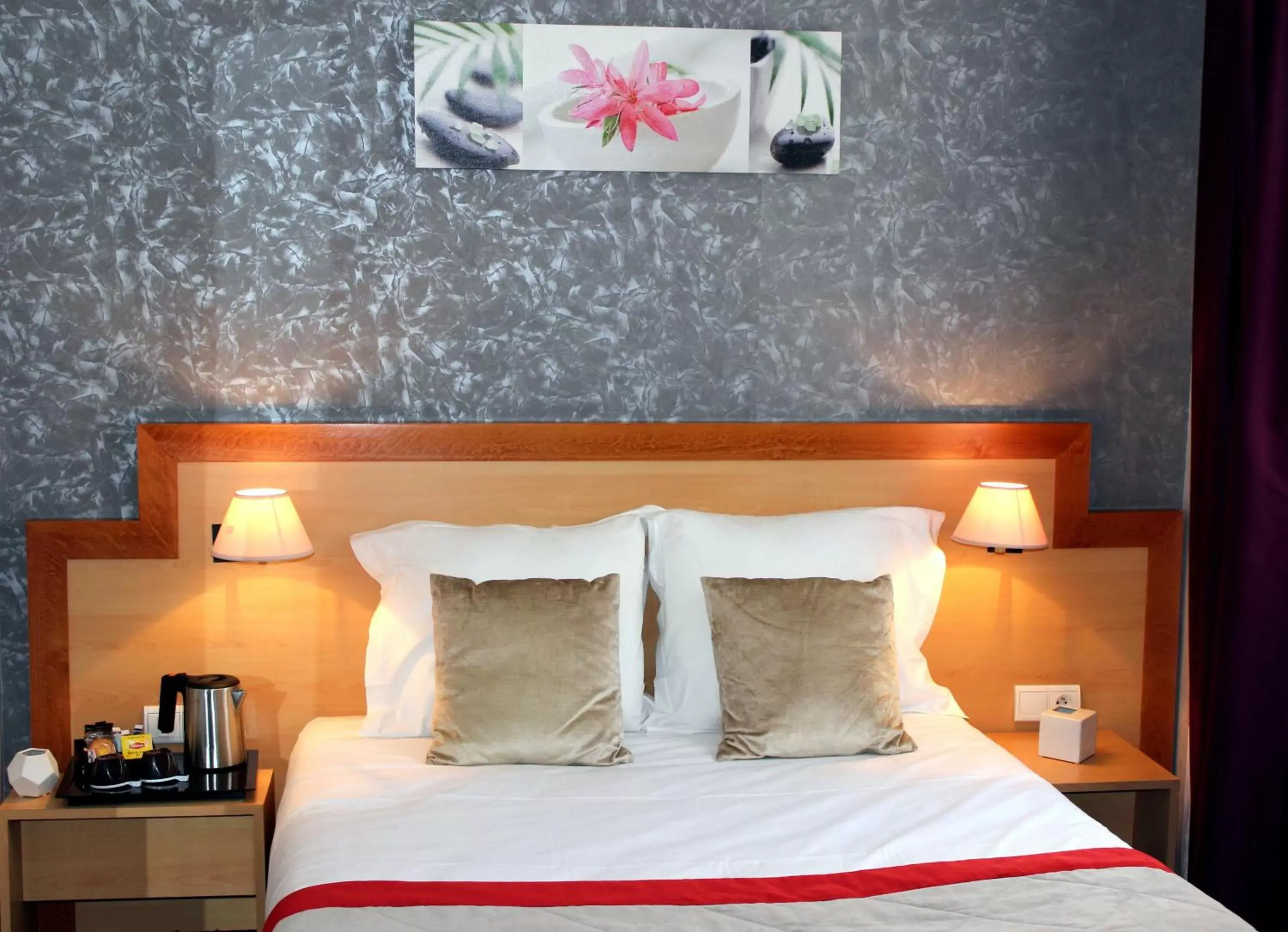 Decorative detail, Bed in Hotel du Chemin Vert
