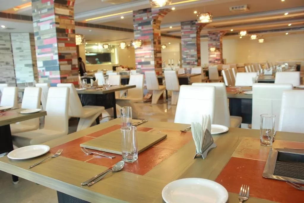 Restaurant/places to eat in Hotel Vijay Elanza