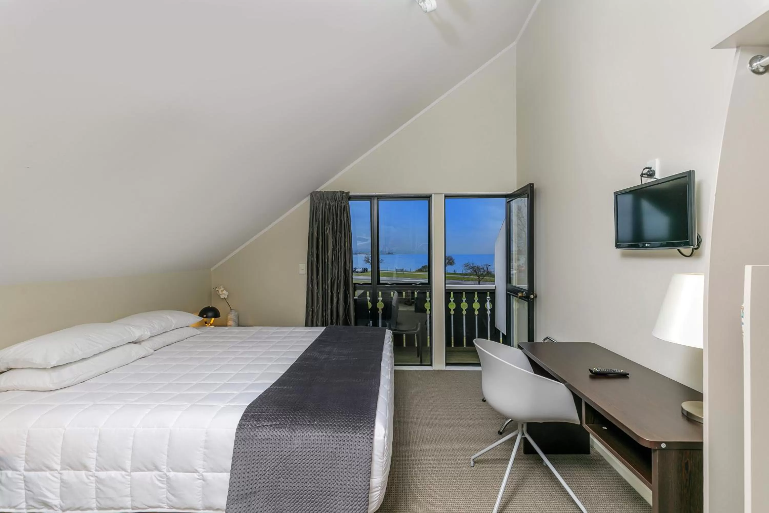 Photo of the whole room, Bed in Le Chalet Suisse Motel Taupo