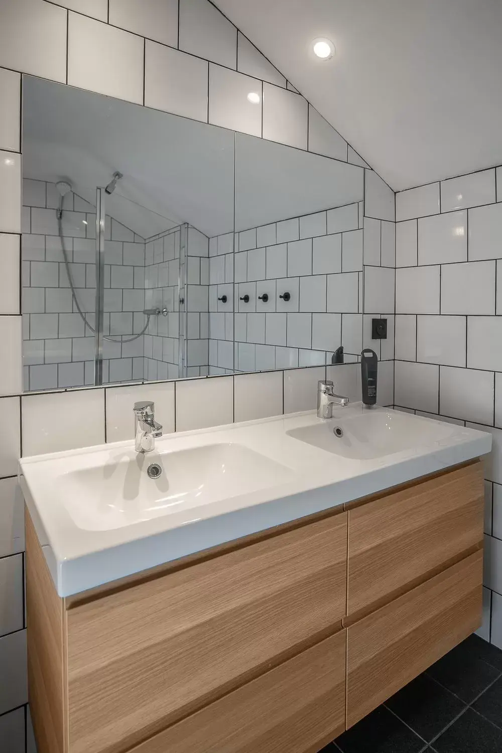 Shower, Bathroom in Eklo Bordeaux Centre Bastide