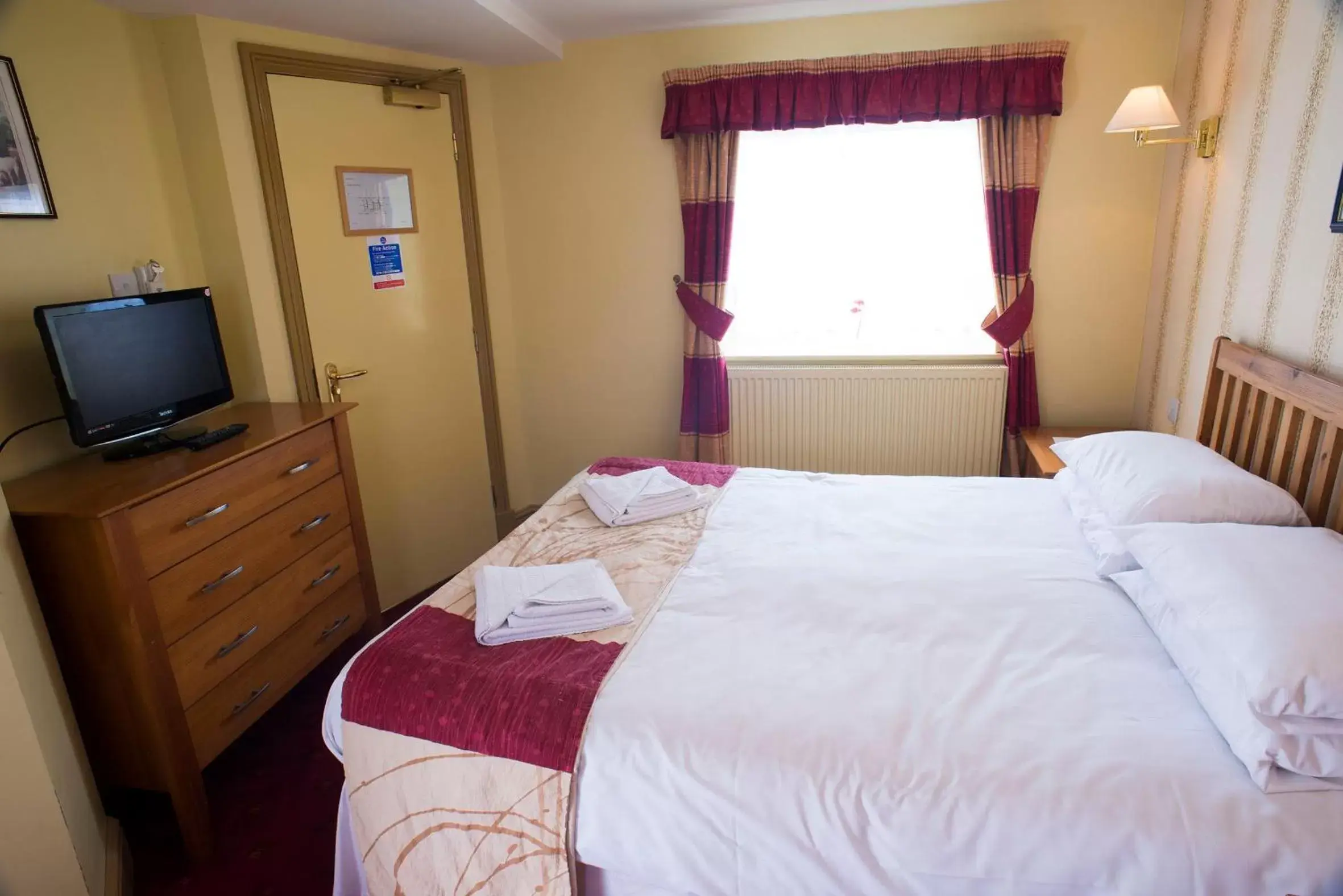 Bedroom, Bed in The Highwayman Inn