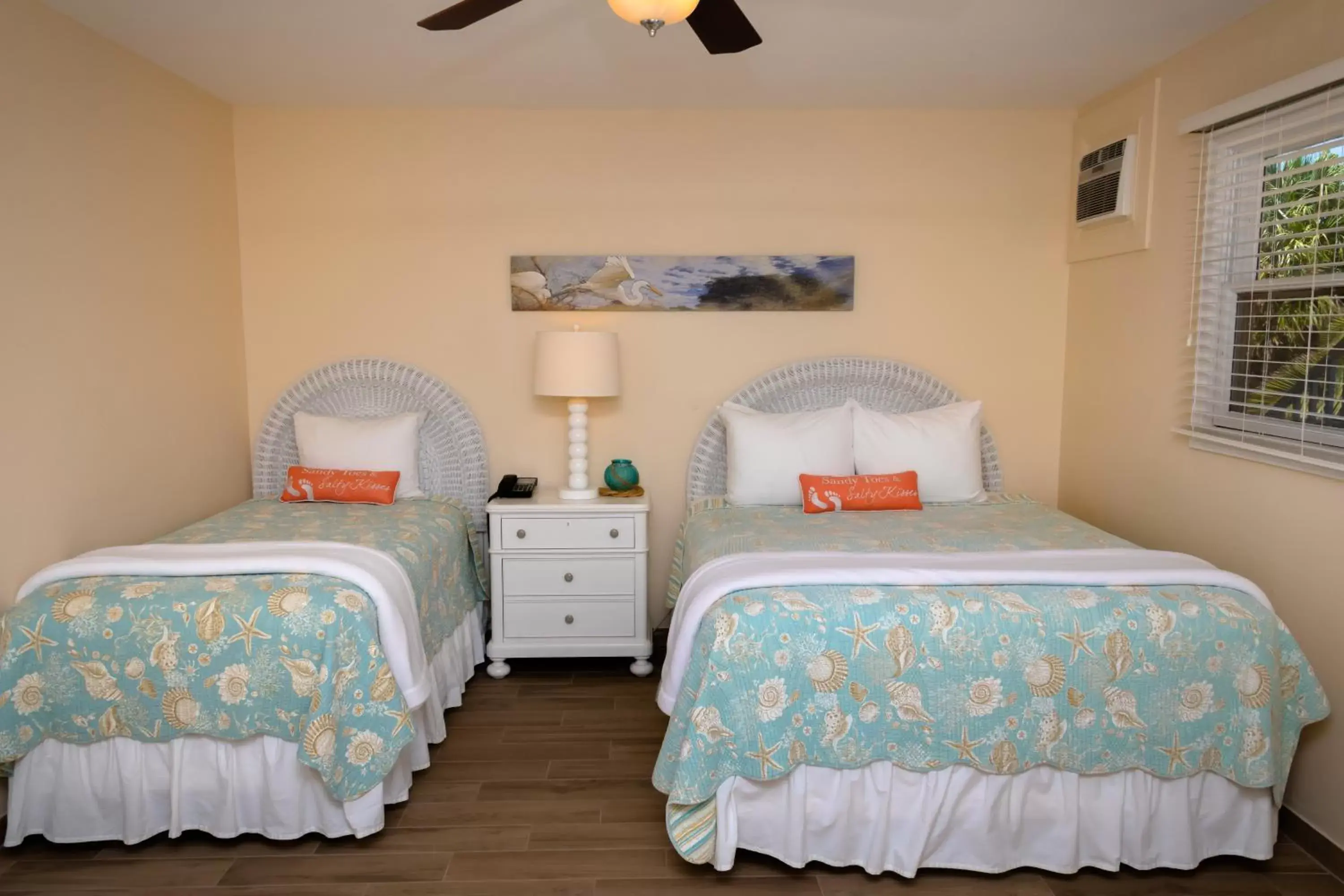 Bed in Cedar Cove Resort & Cottages