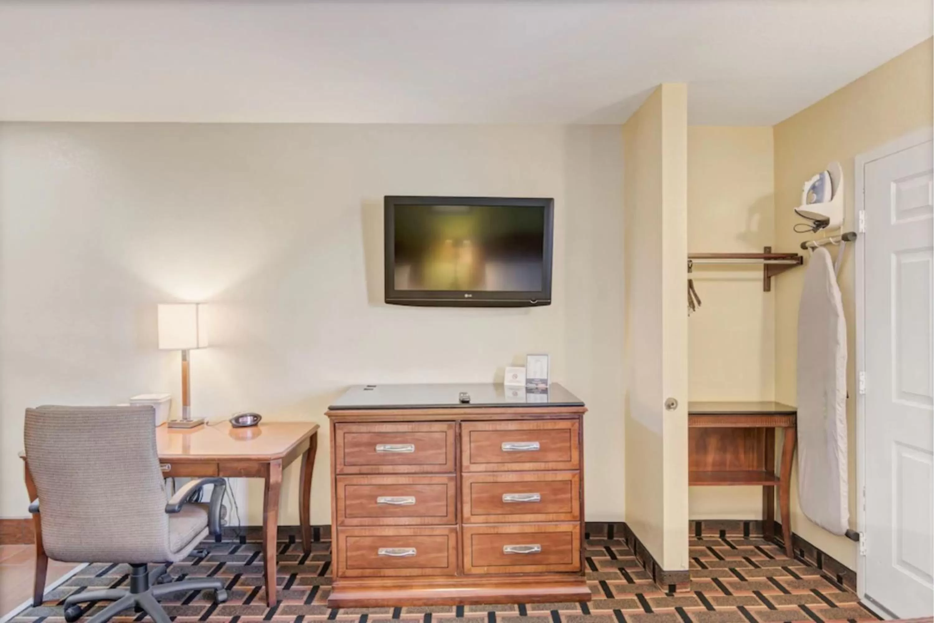 TV and multimedia in Savannah Garden Hotel