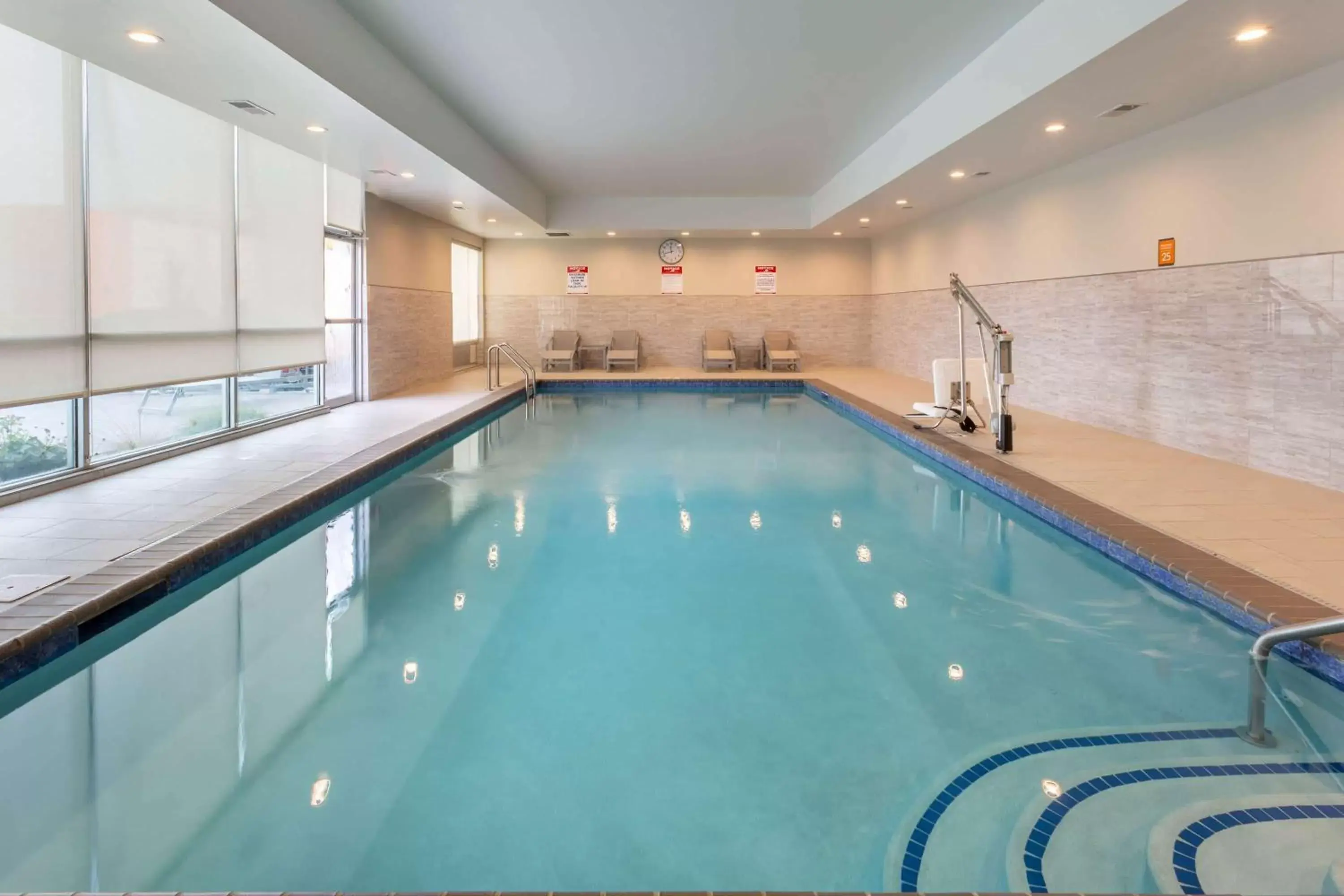 Activities, Swimming Pool in La Quinta Inn & Suites by Wyndham Shorewood