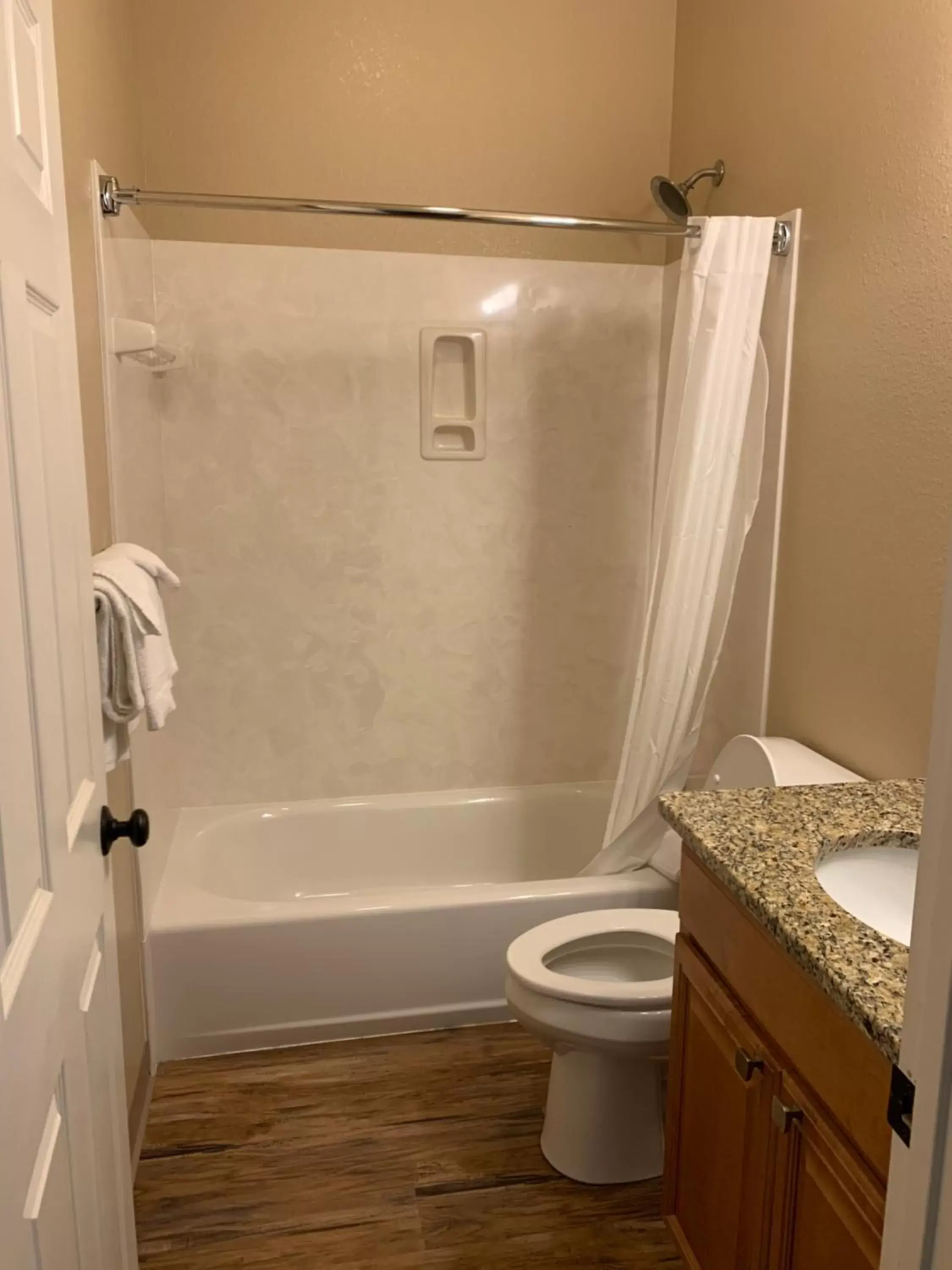 Bathroom in Carr's Northside Hotel and Cottages