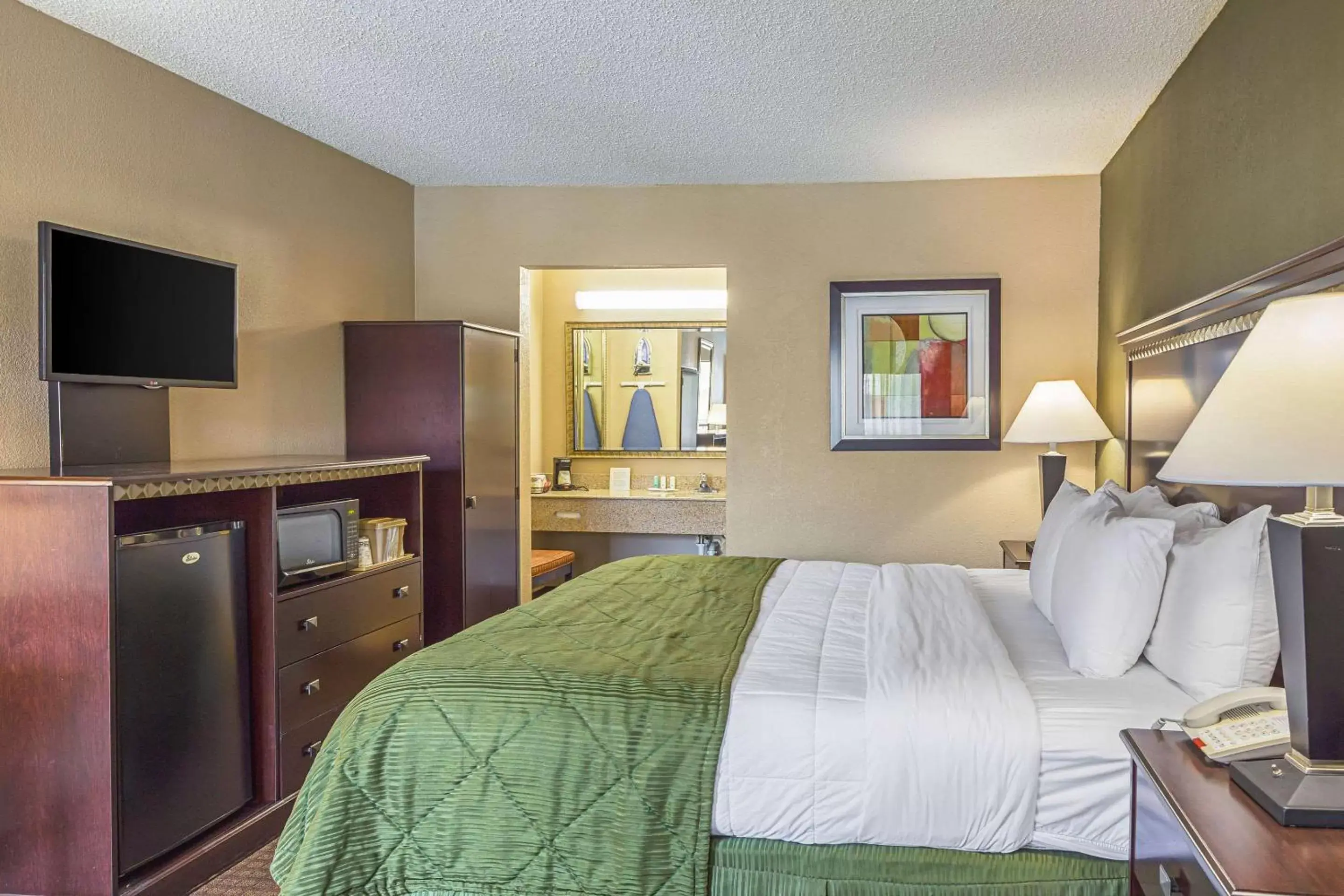 Photo of the whole room, Bed in Quality Inn & Suites Greenville - Haywood Mall