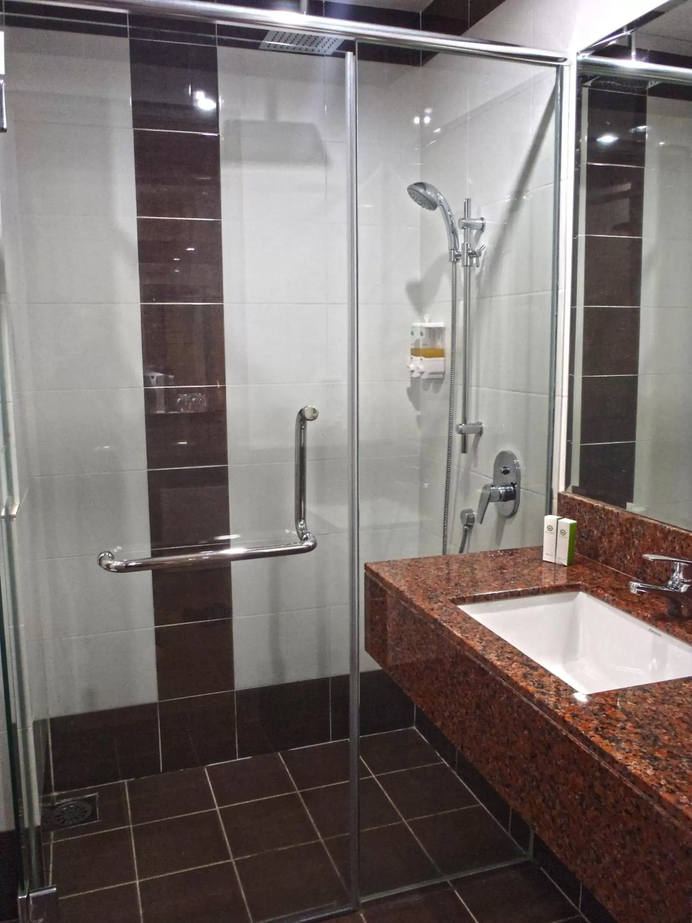 Bathroom in HIG Hotel