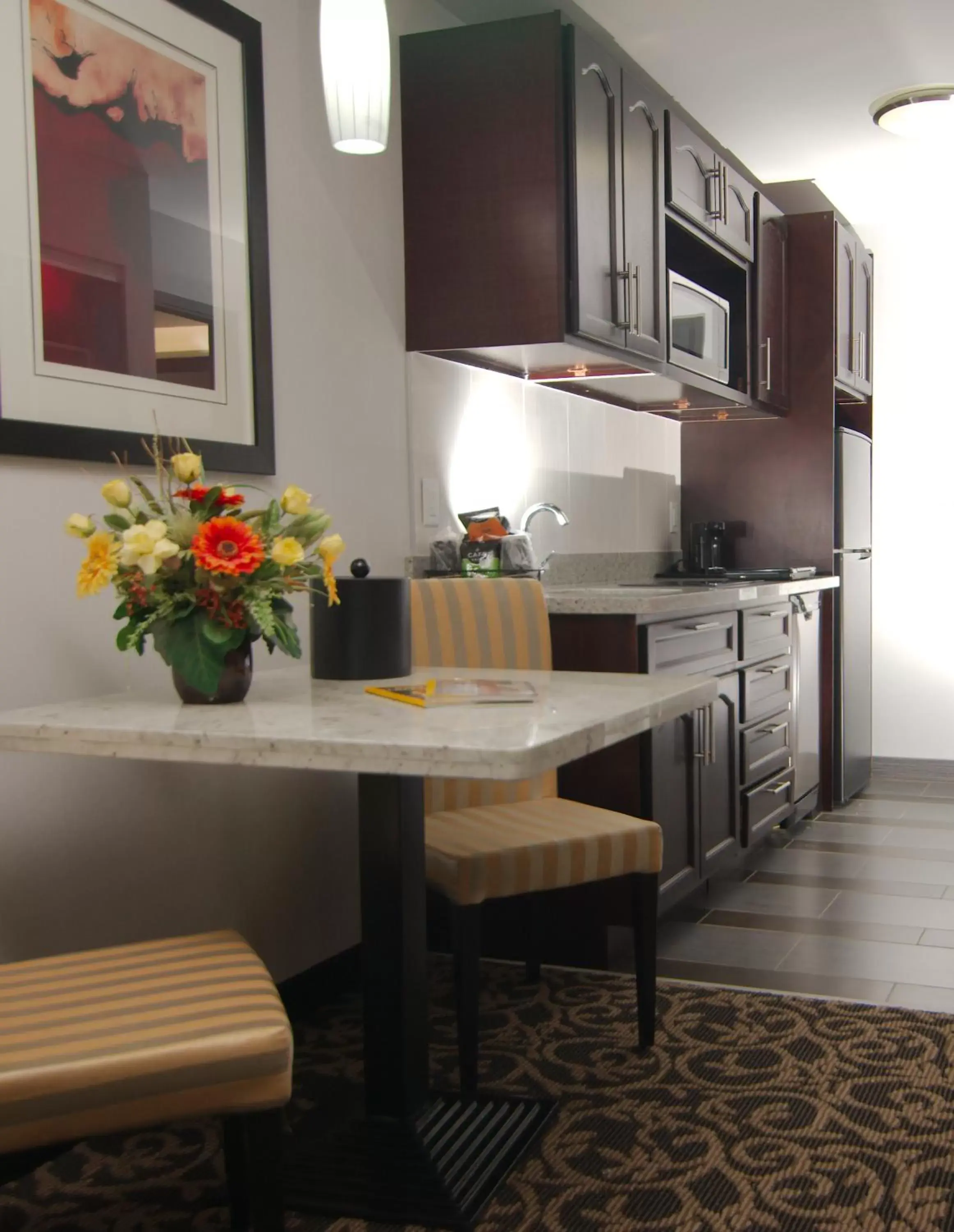 Kitchen or kitchenette, Kitchen/Kitchenette in Paradise Inn and Suites Redwater