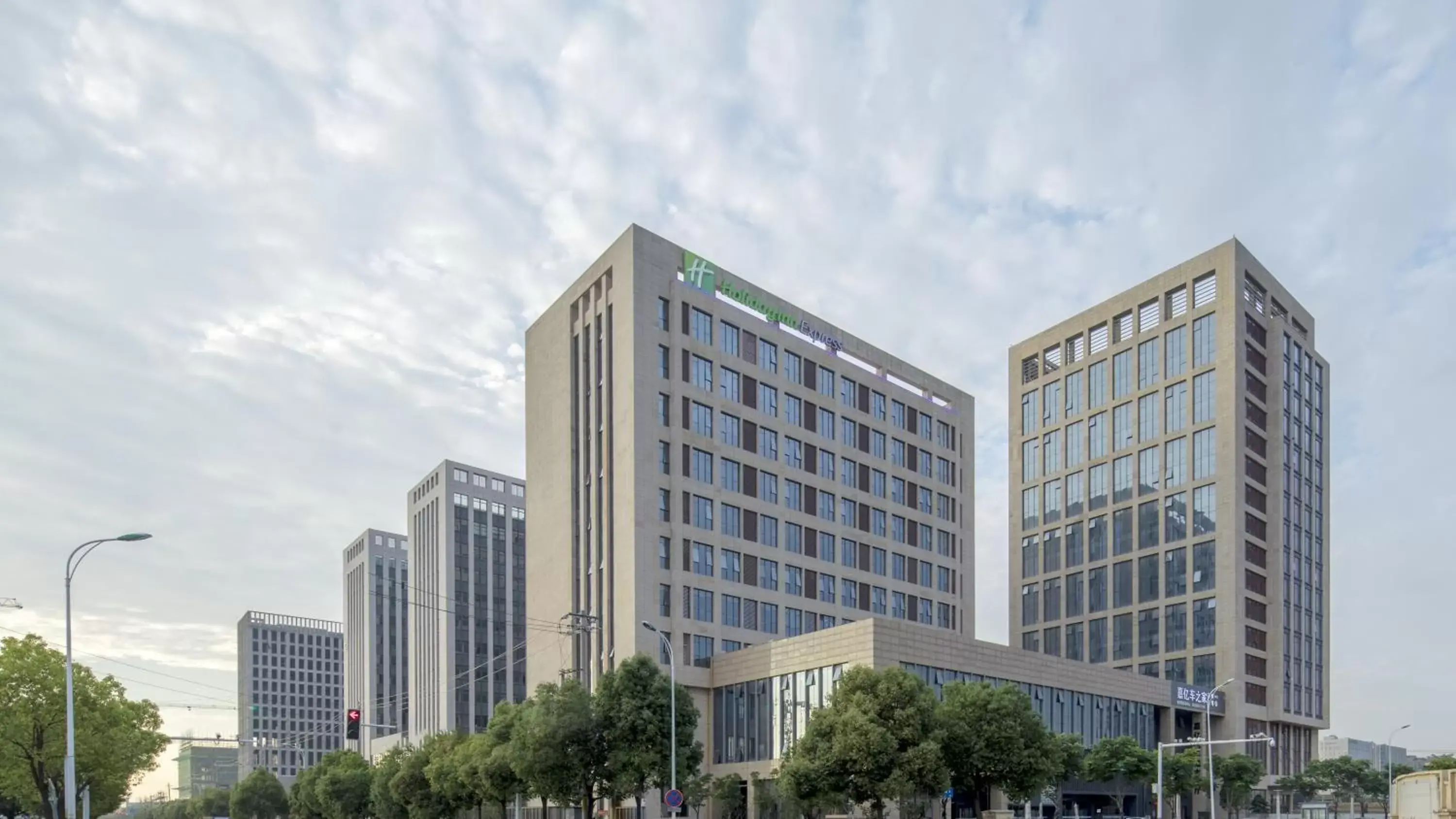 Property Building in Holiday Inn Express Nanjing Dongshan, an IHG Hotel