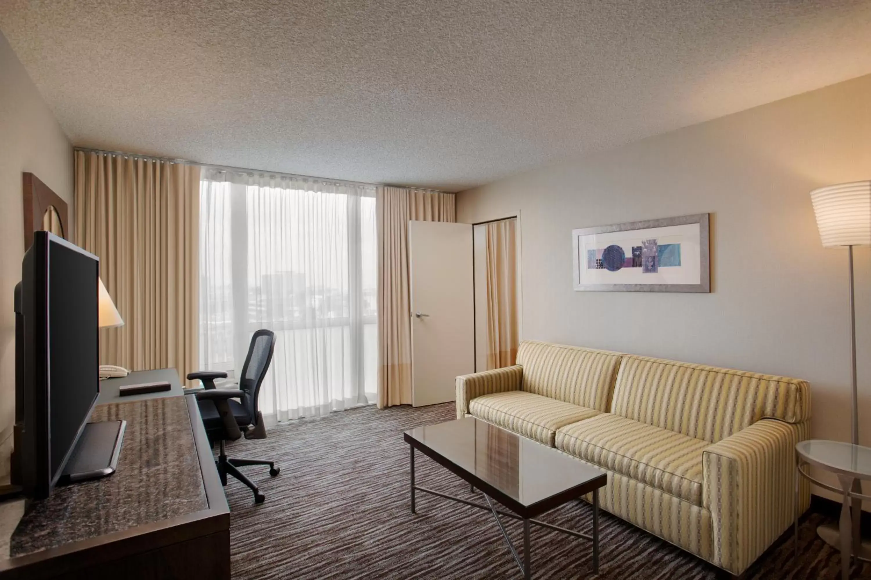 Living room, Seating Area in Crowne Plaza San Francisco Airport, an IHG Hotel