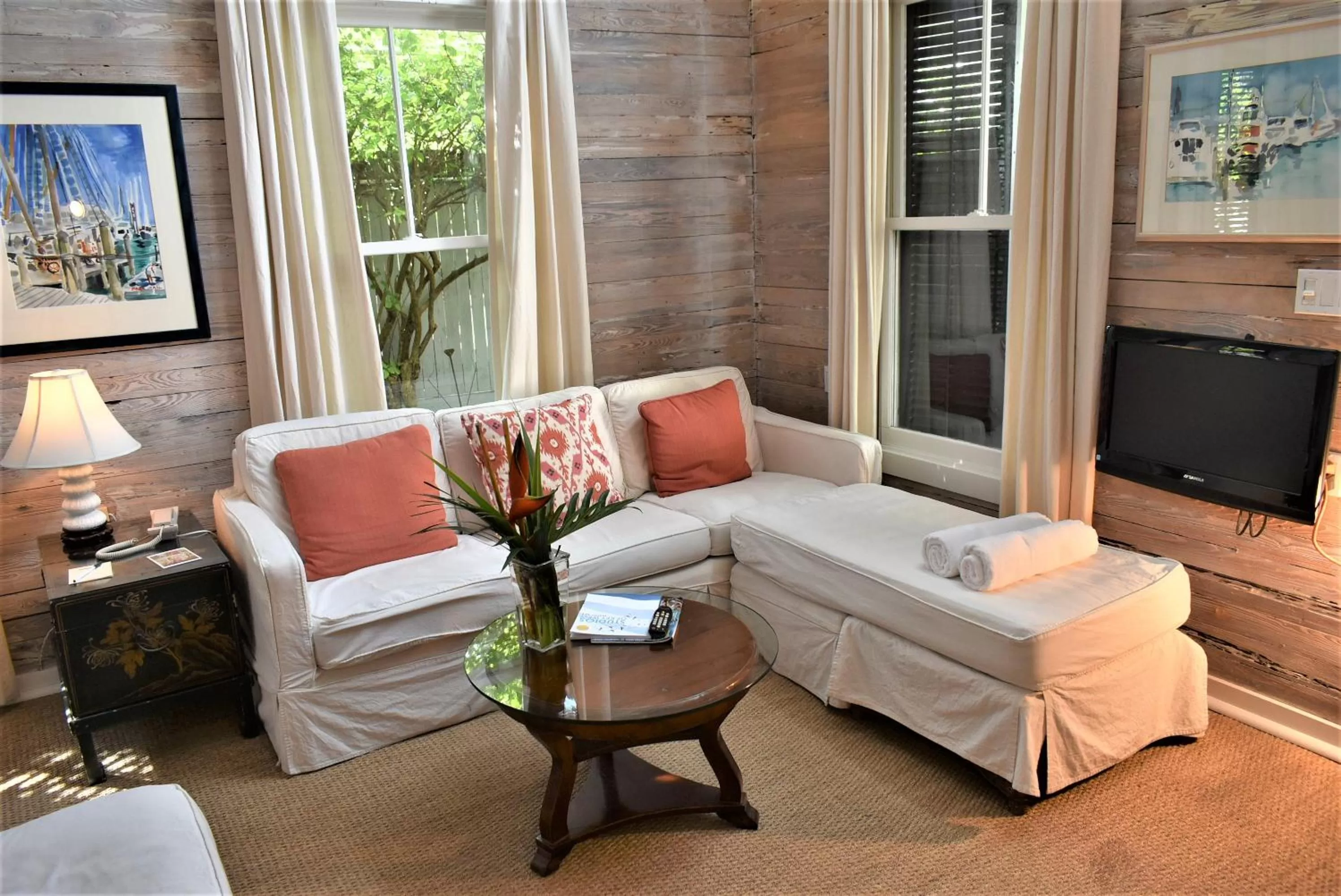 Living room in Simonton Court Historic Inn & Cottages