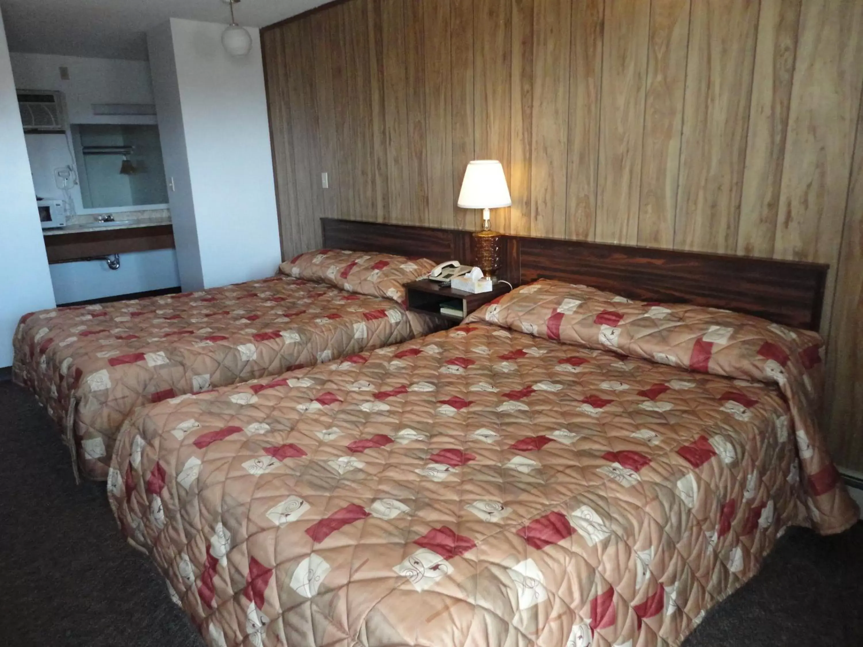 Bed in Elk Point Motel & RV Park