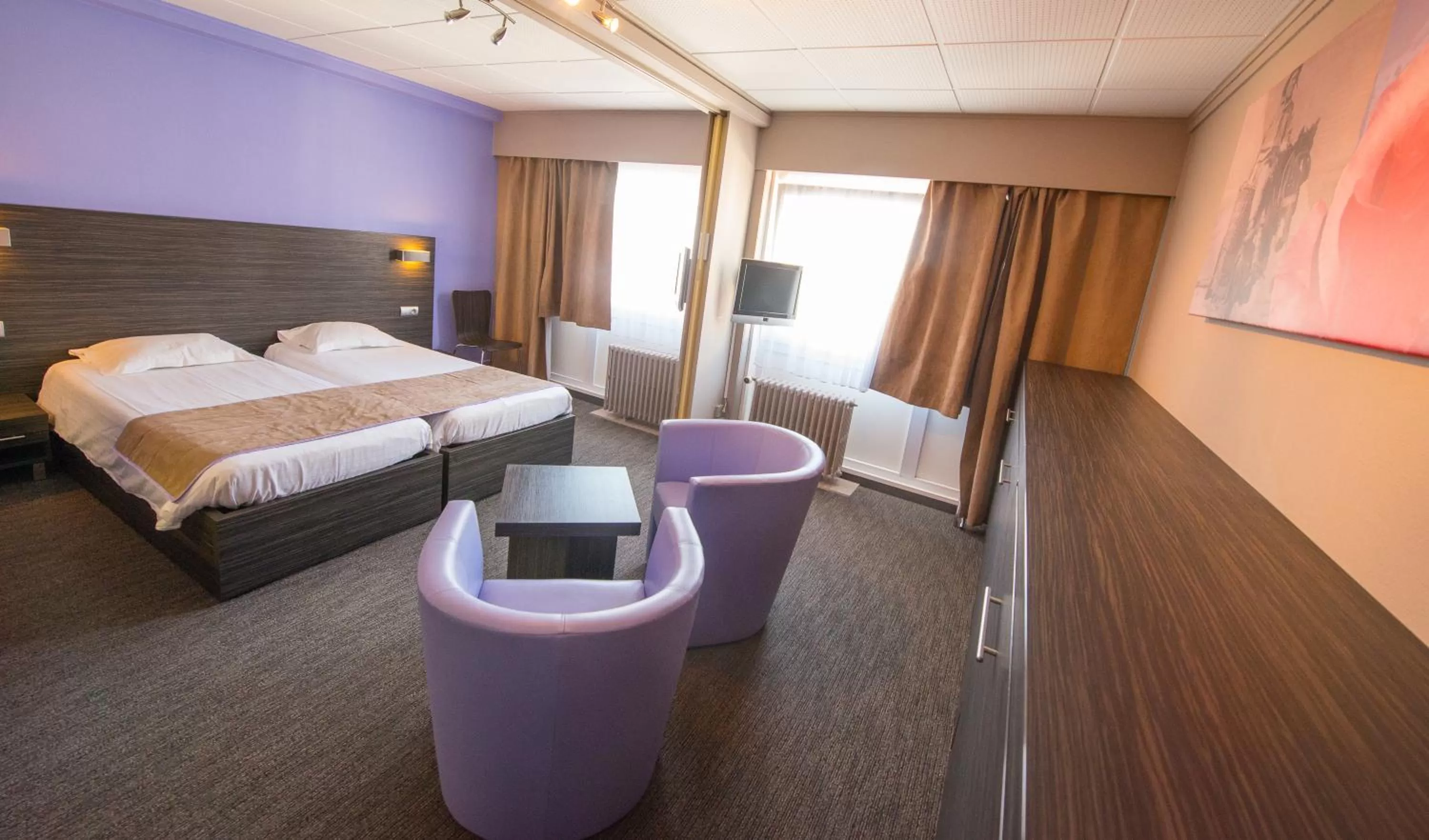 Photo of the whole room, Bed in Ostend Hotel