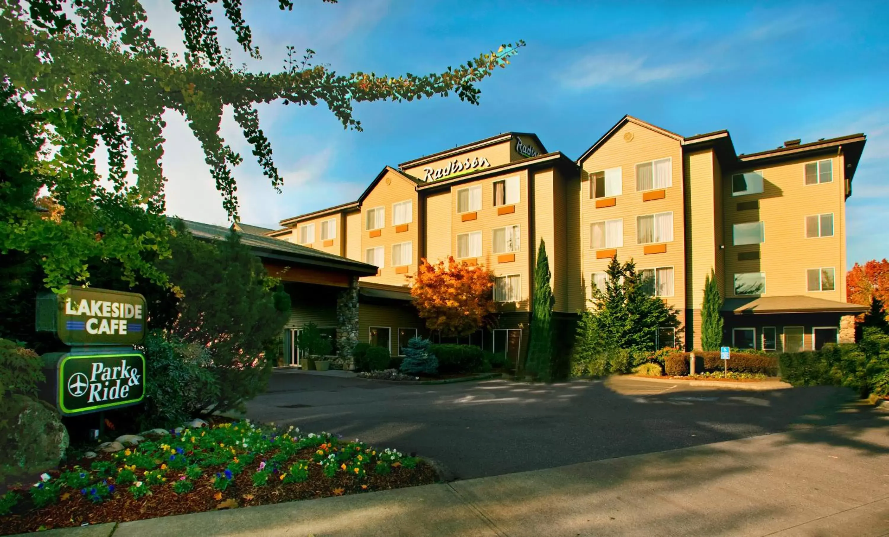 Facade/entrance, Property Building in Radisson Hotel Portland Airport