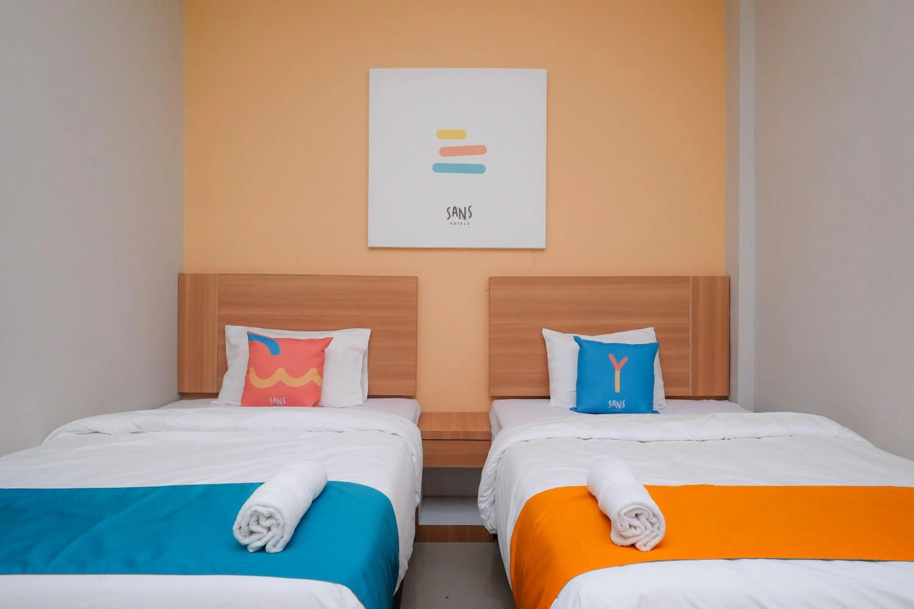 Bedroom in Sans Hotel Tiga Putri Semarang by RedDoorz