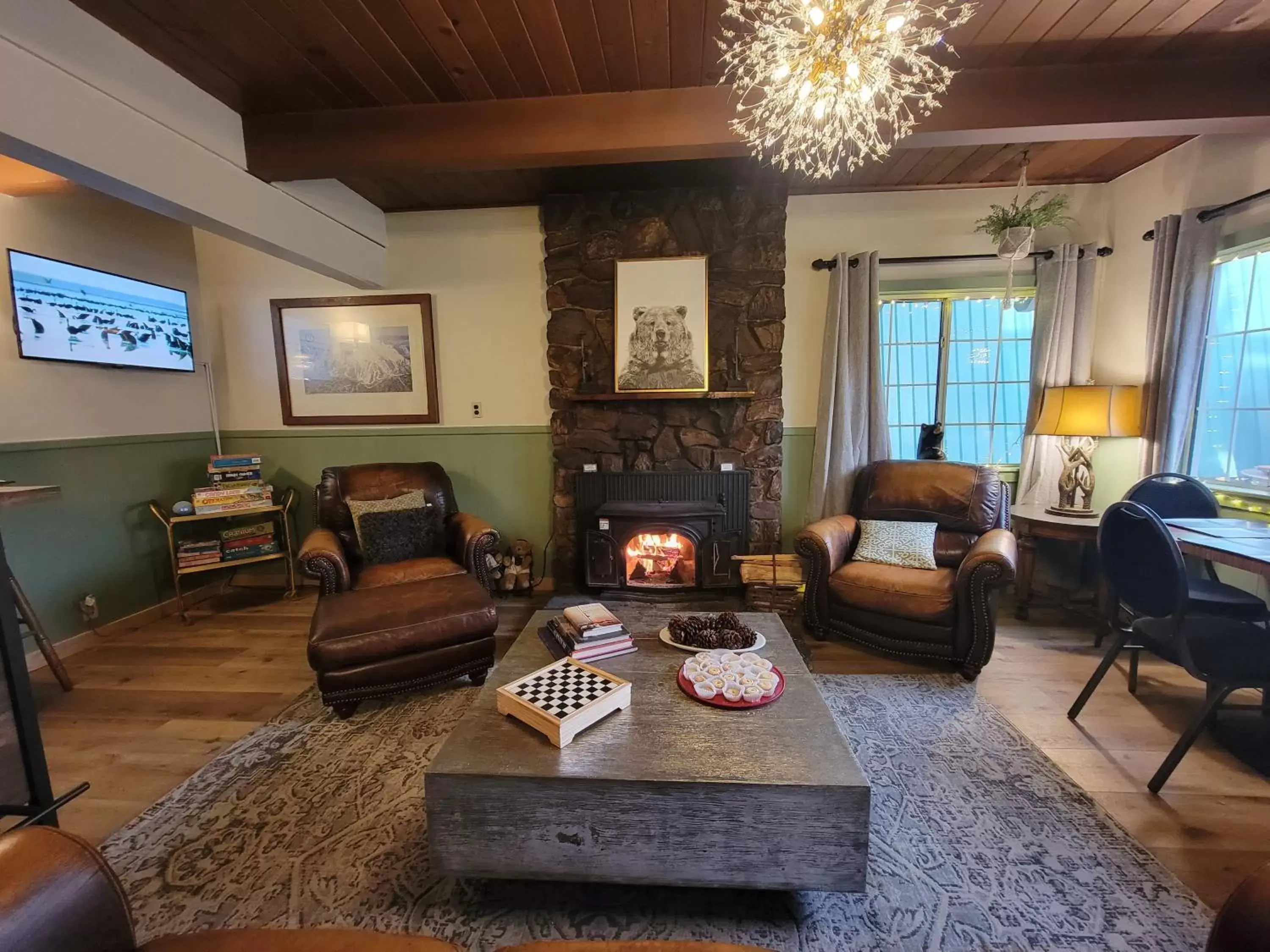 Communal lounge/ TV room, Seating Area in Cinnamon Bear Inn