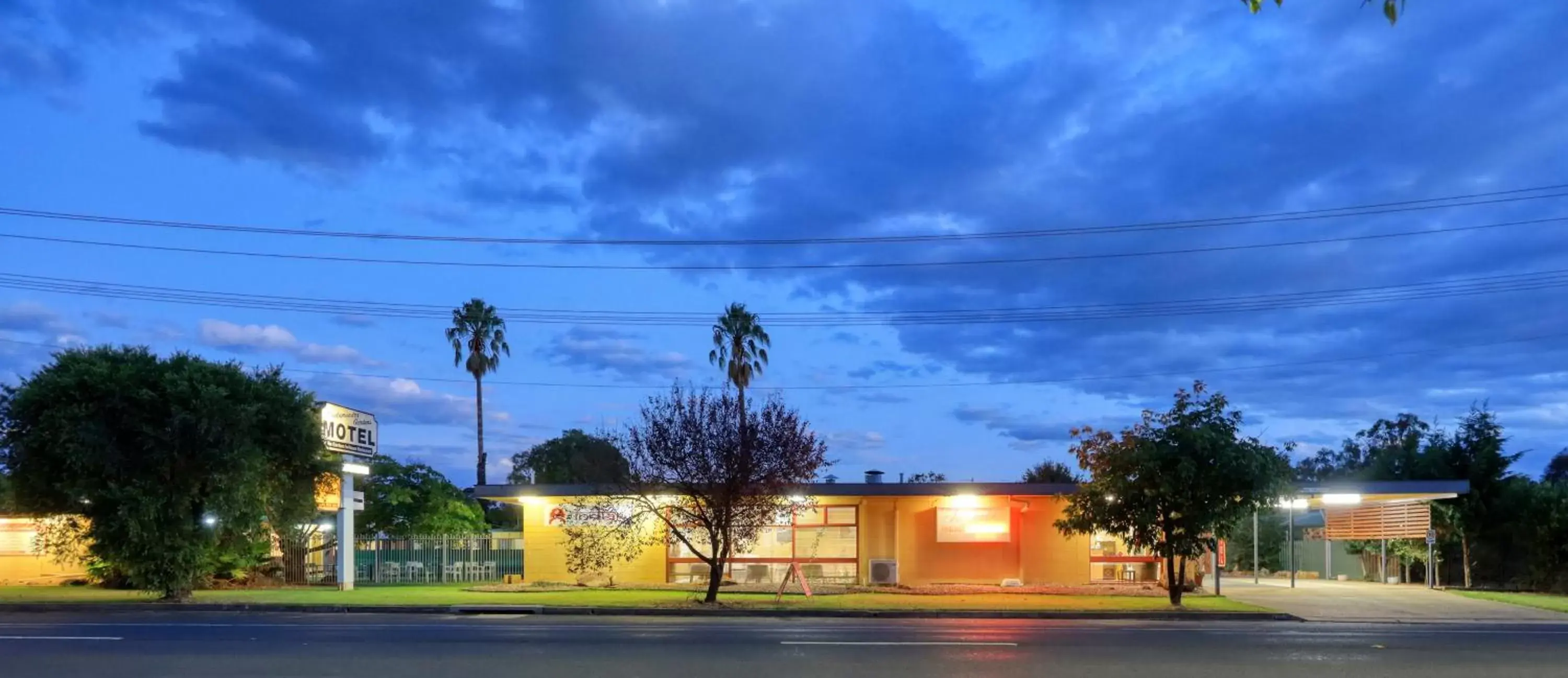 Property Building in Cootamundra Gardens Motel