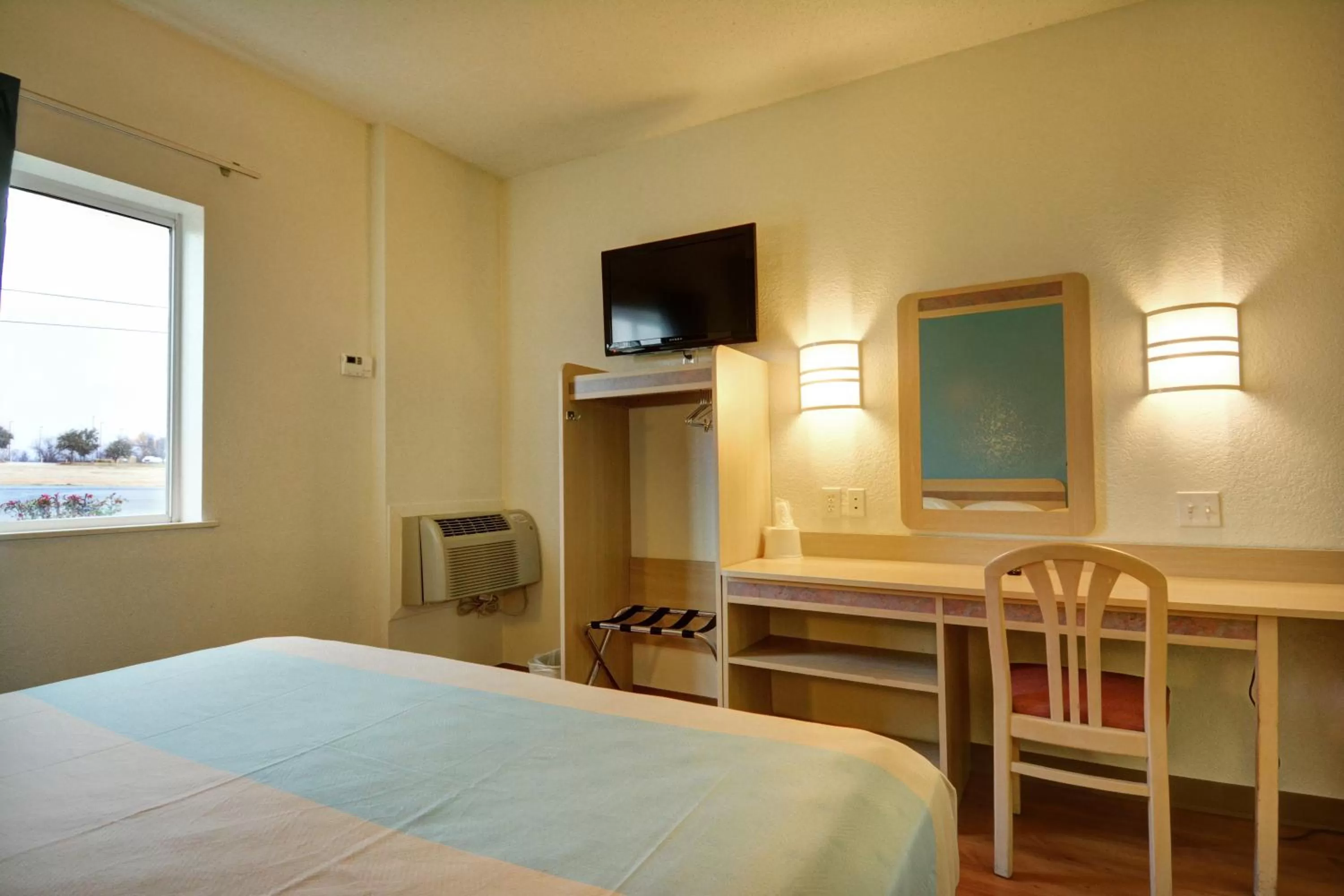 TV and multimedia, Bed in Motel 6-Denison, TX