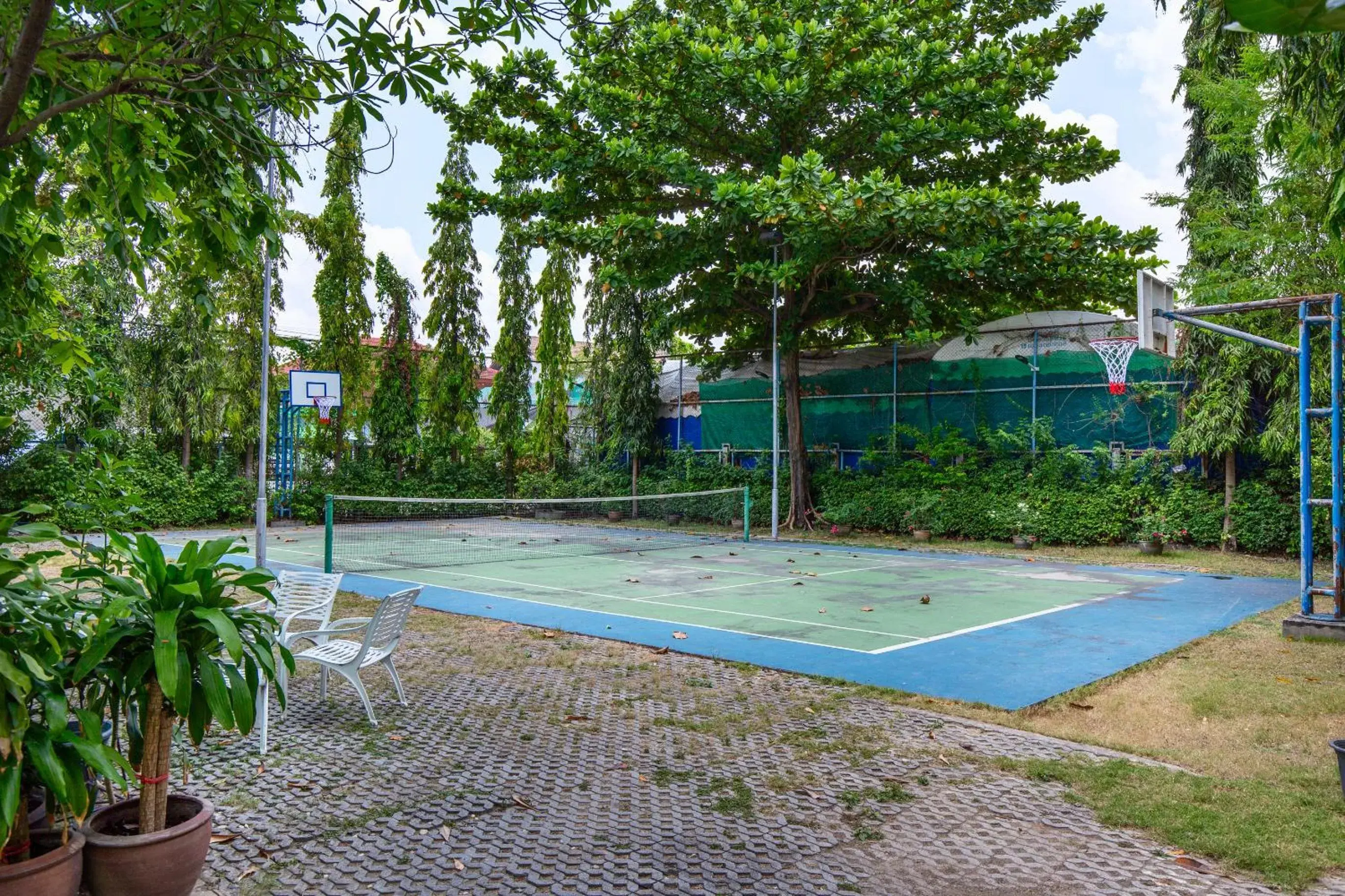 Tennis court, Swimming Pool in Lasalle Suites Hotel & Residence
