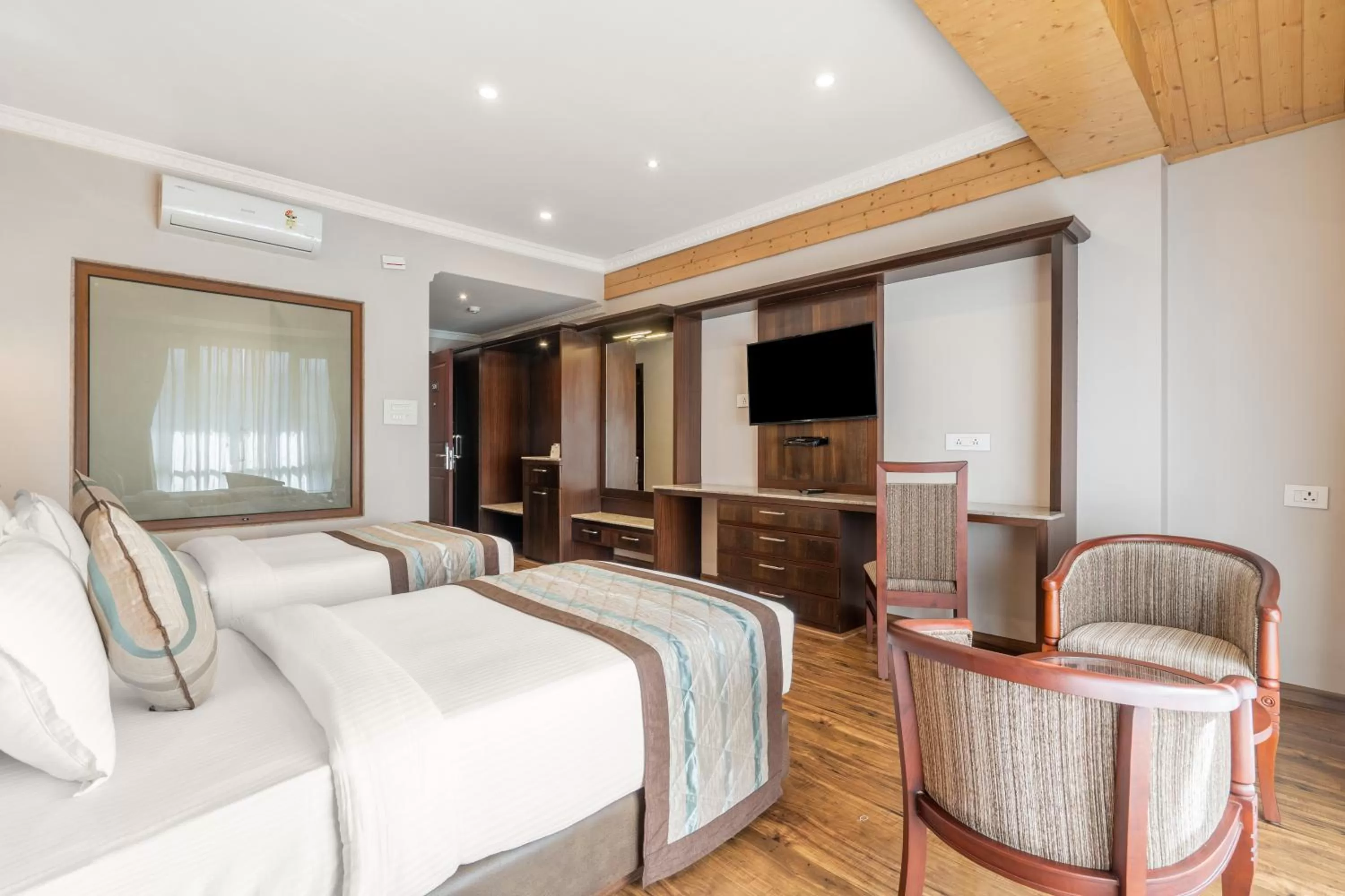 Bed in Summit Alpine Abode Hotel