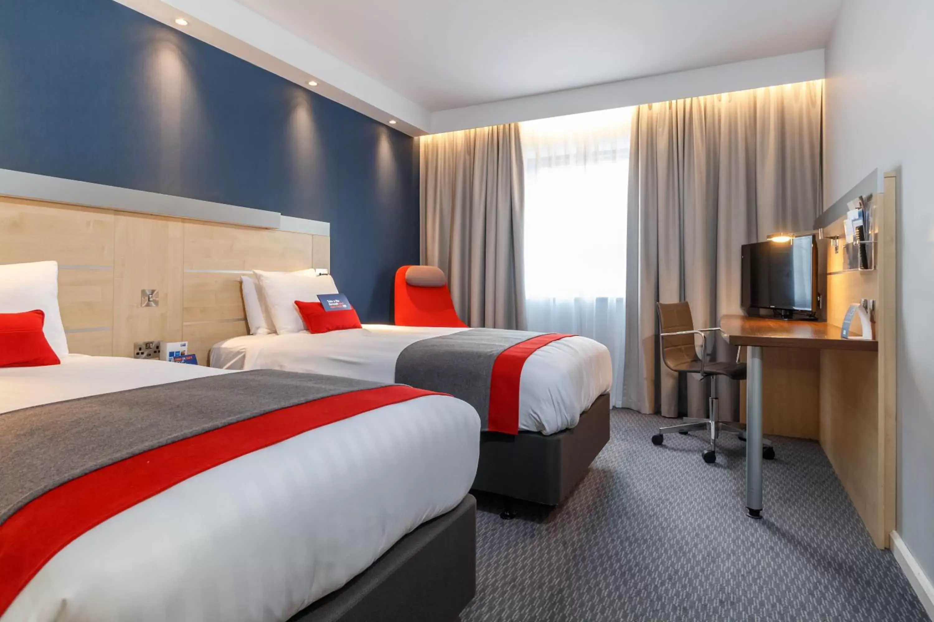 Photo of the whole room, Bed in Holiday Inn Express Walsall M6, J10 by IHG Photo of the whole room, Bed in Holiday Inn Express Walsall M6, J10 by IHG