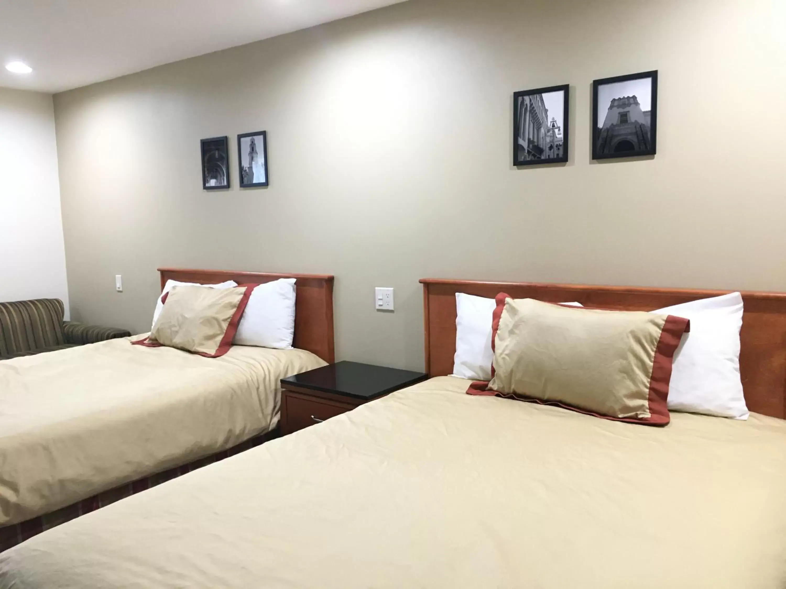 Photo of the whole room, Room Photo in Simply Home Inn & Suites - Riverside