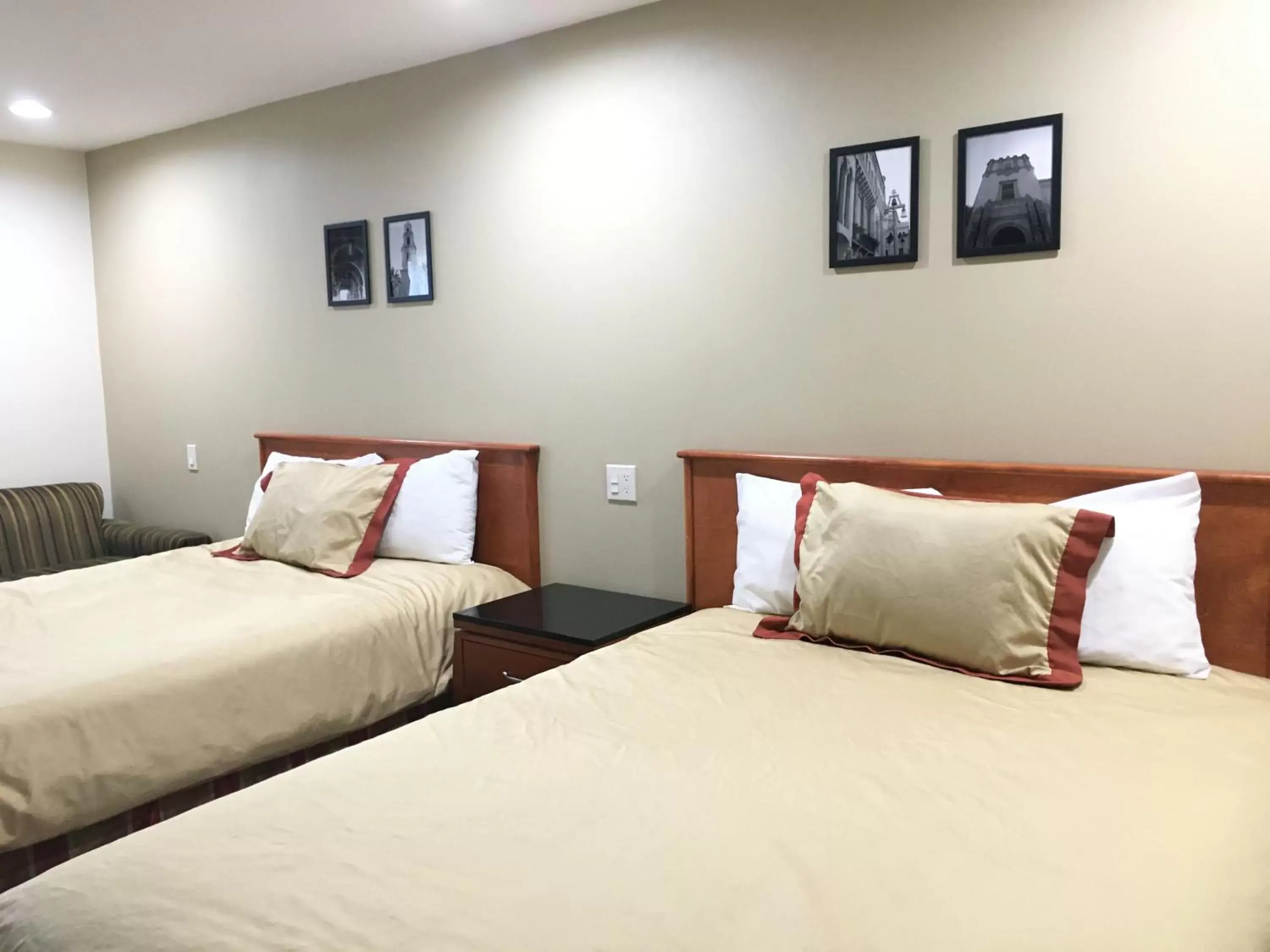 Queen Room with Two Queen Beds - Disability Access in Simply Home Inn & Suites - Riverside Queen Room with Two Queen Beds - Disability Access in Simply Home Inn & Suites - Riverside