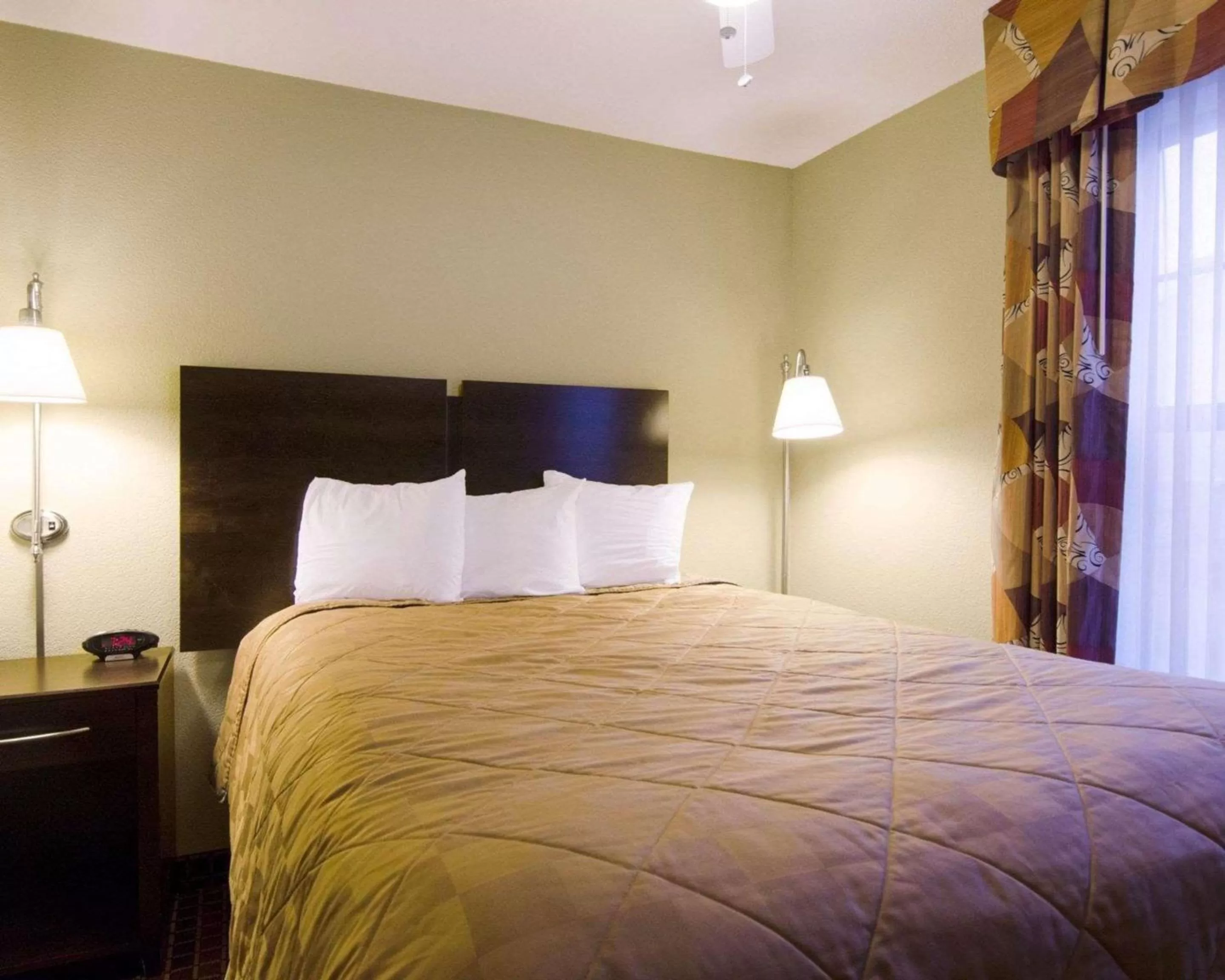 Photo of the whole room, Bed in Affordable Suites of America Rogers - Bentonville