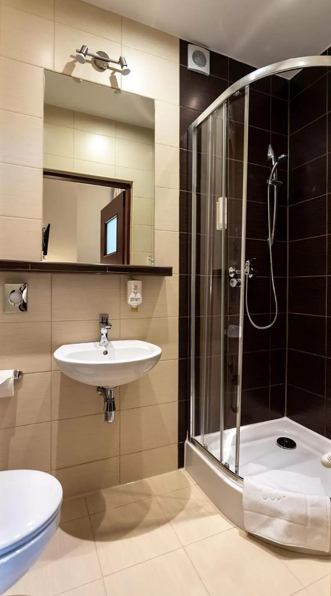 Shower, Bathroom in Hotel Maximum