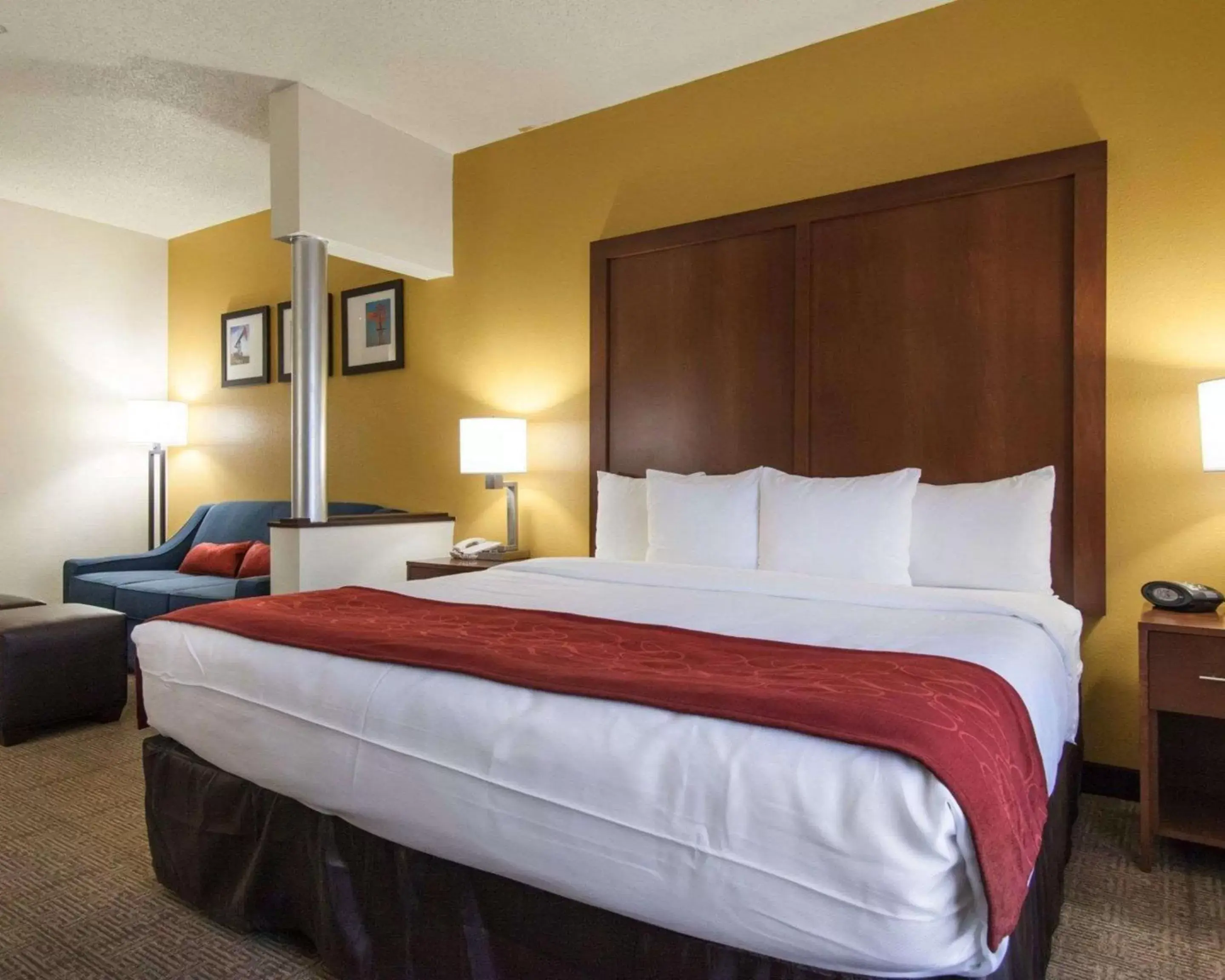 Photo of the whole room, Bed in Comfort Suites Central / I-44