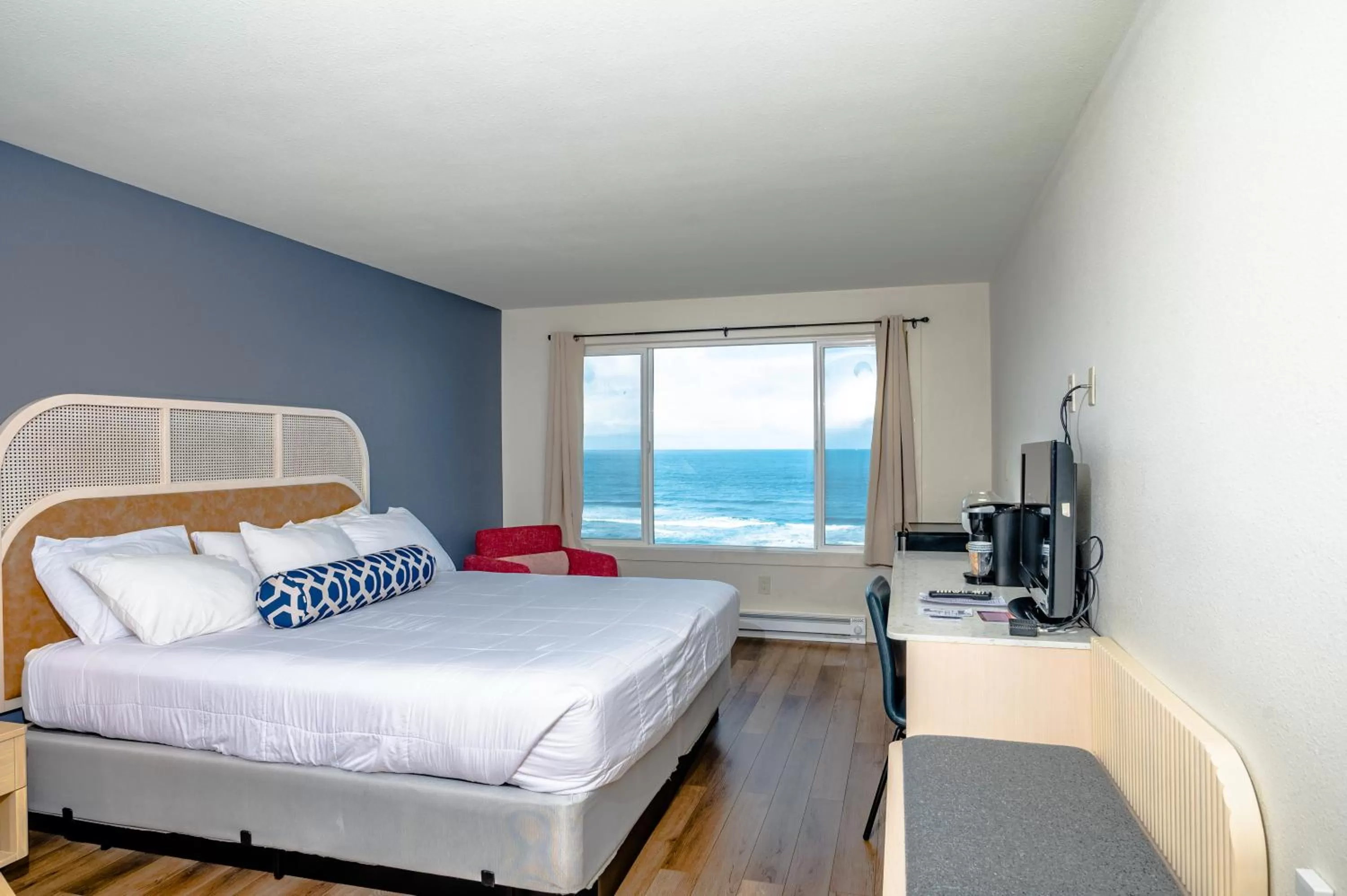 Bed in Seagull Beachfront Inn