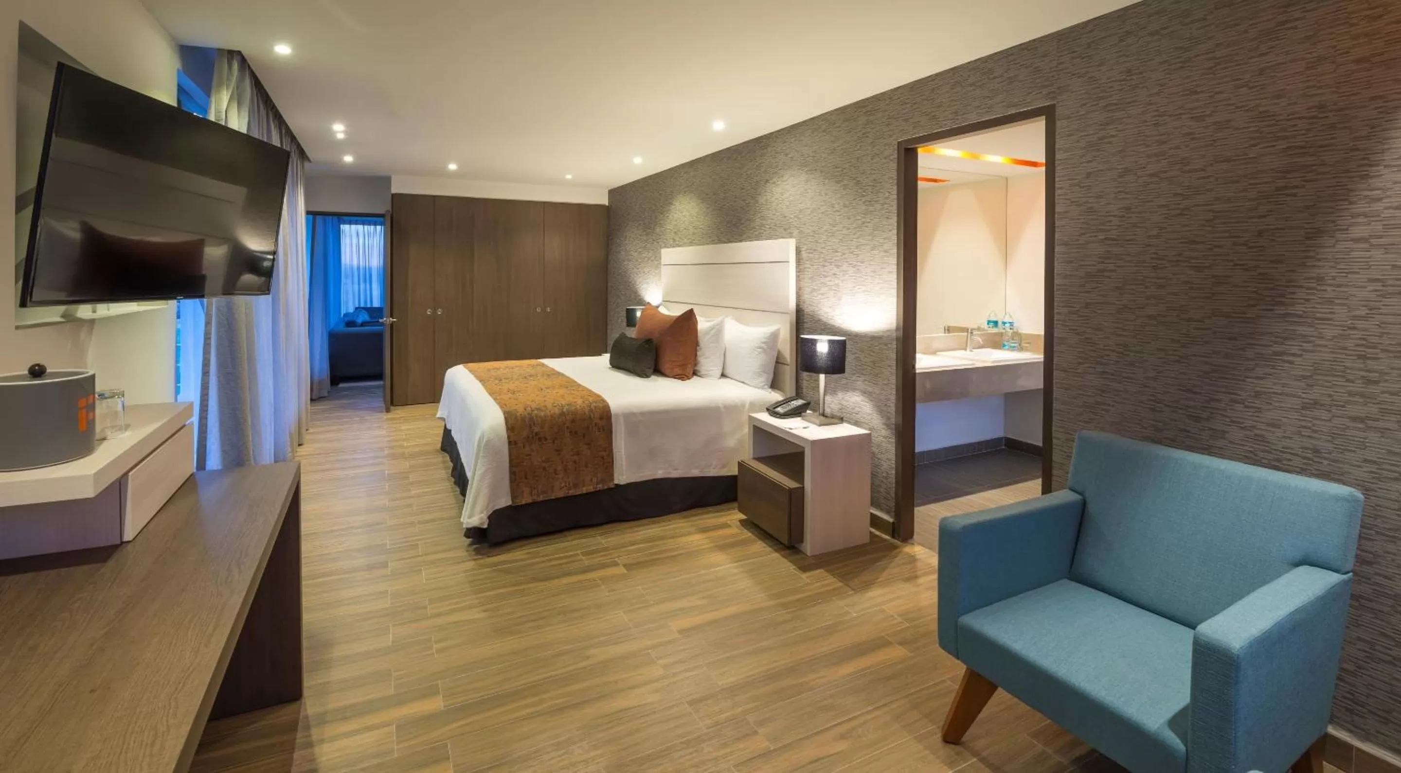 Photo of the whole room, Bed in Real Inn Celaya