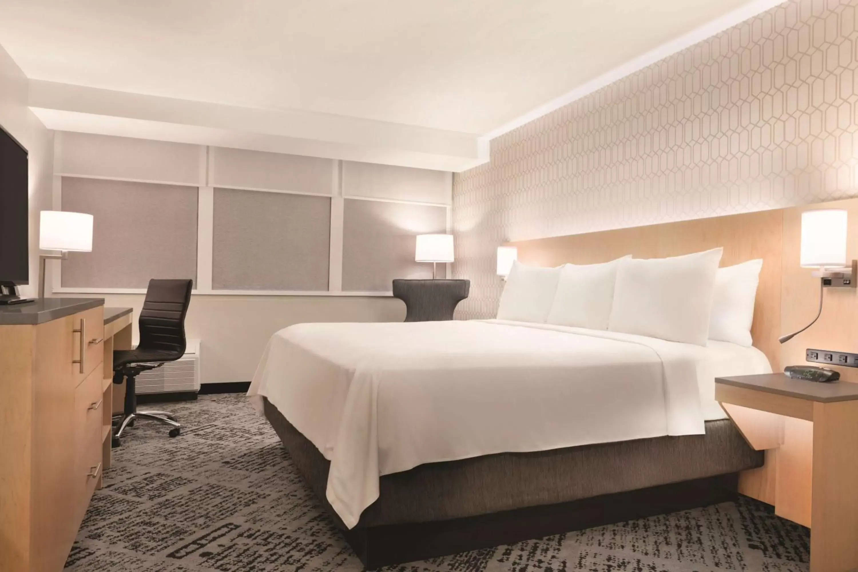 Photo of the whole room, Bed in Radisson Hotel Charlotte Airport