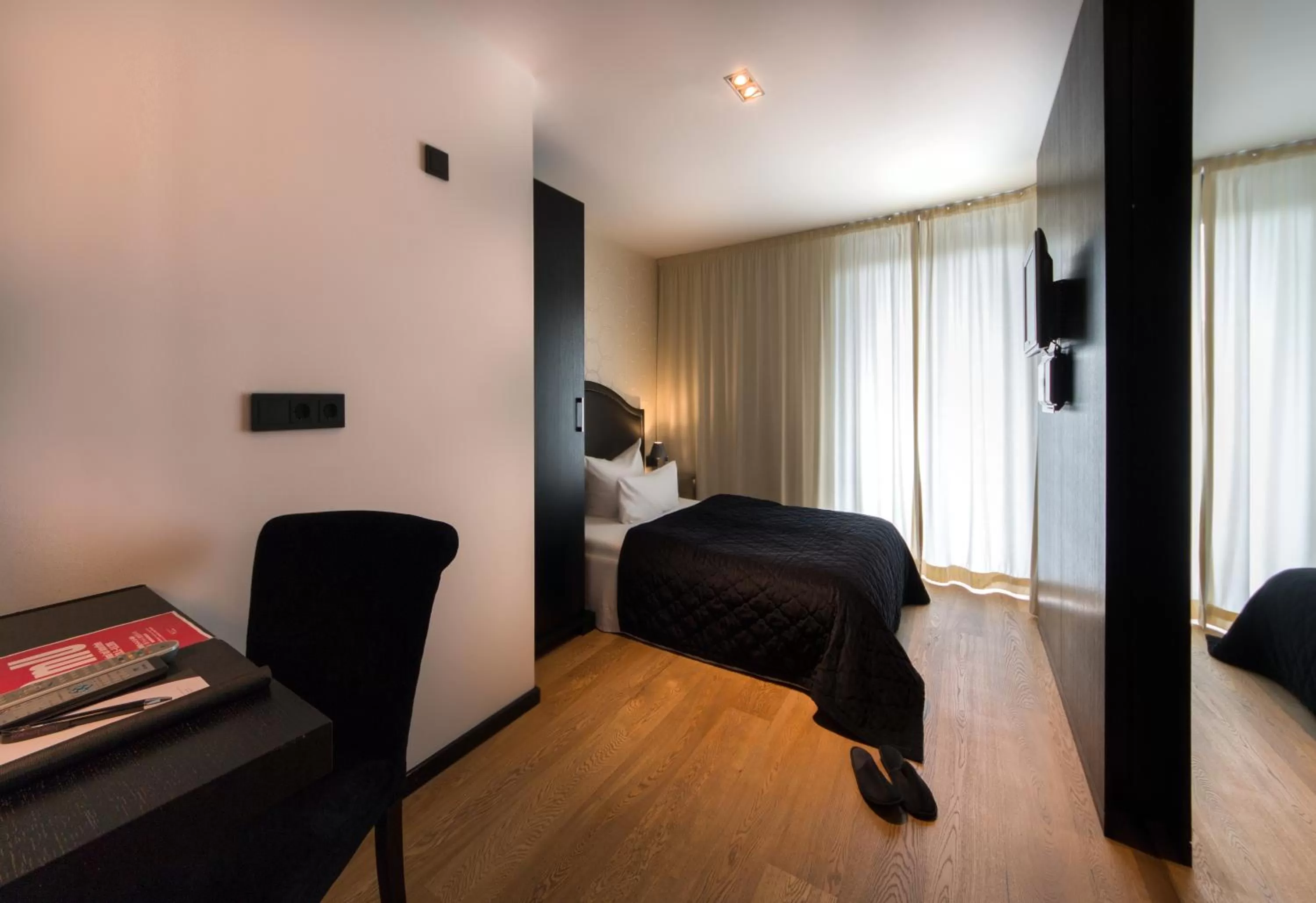 Photo of the whole room, Bed in La Mansion Vi Vadi Hotel