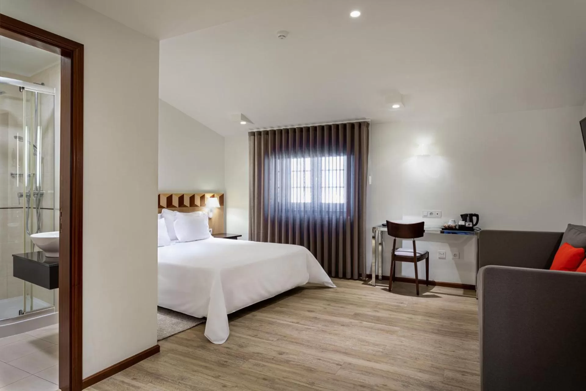 Bedroom, Bed in Hotel Aveiro Center by Alboi Group