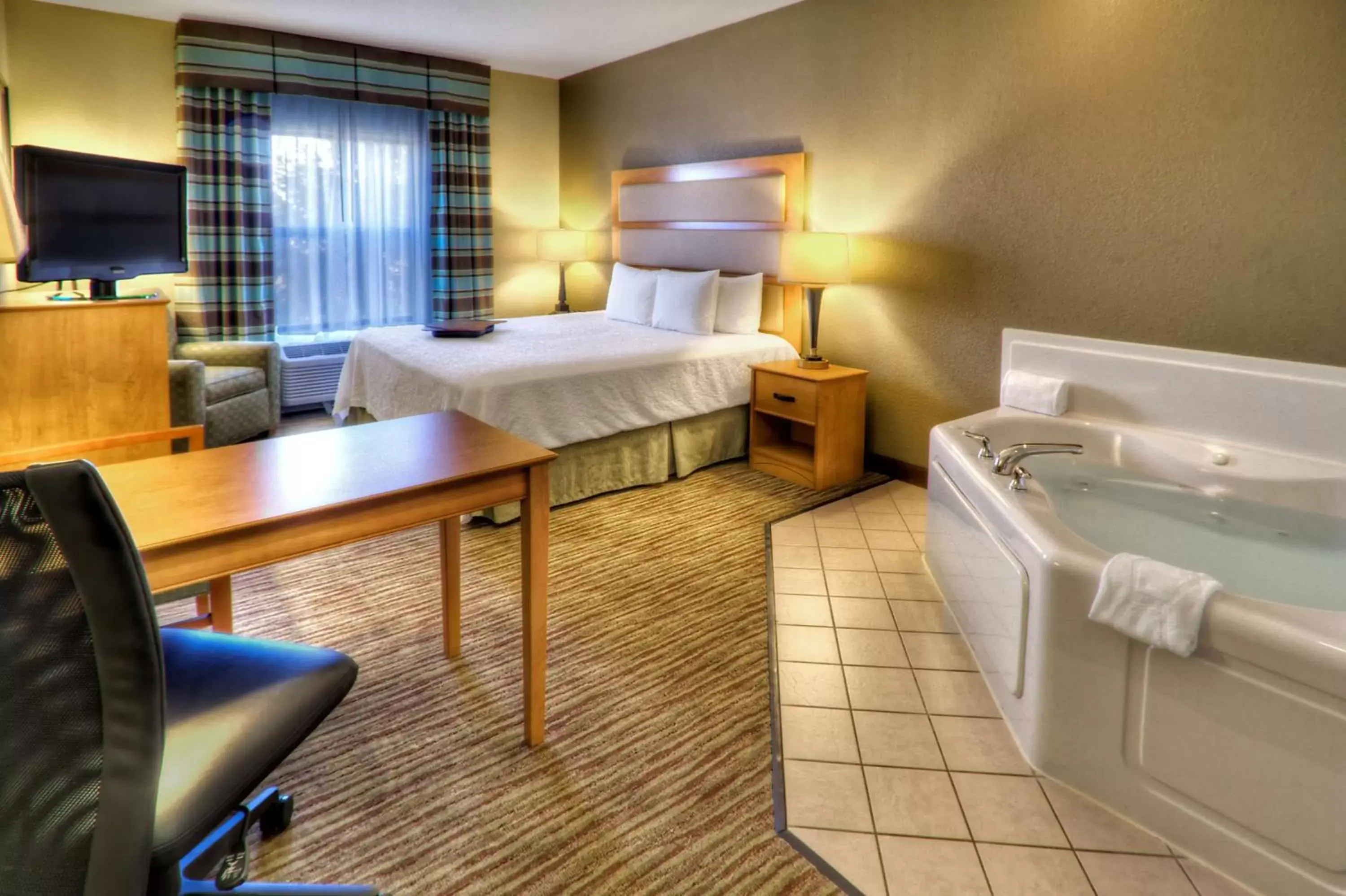 Bed in Hampton Inn & Suites Kalamazoo-Oshtemo