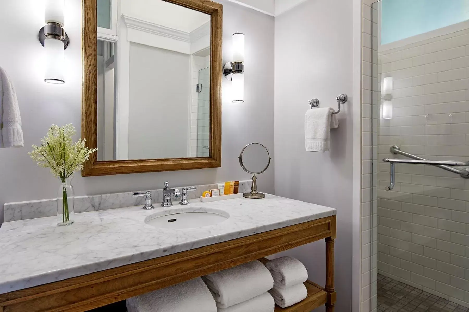 Bathroom in Glorietta Bay Inn