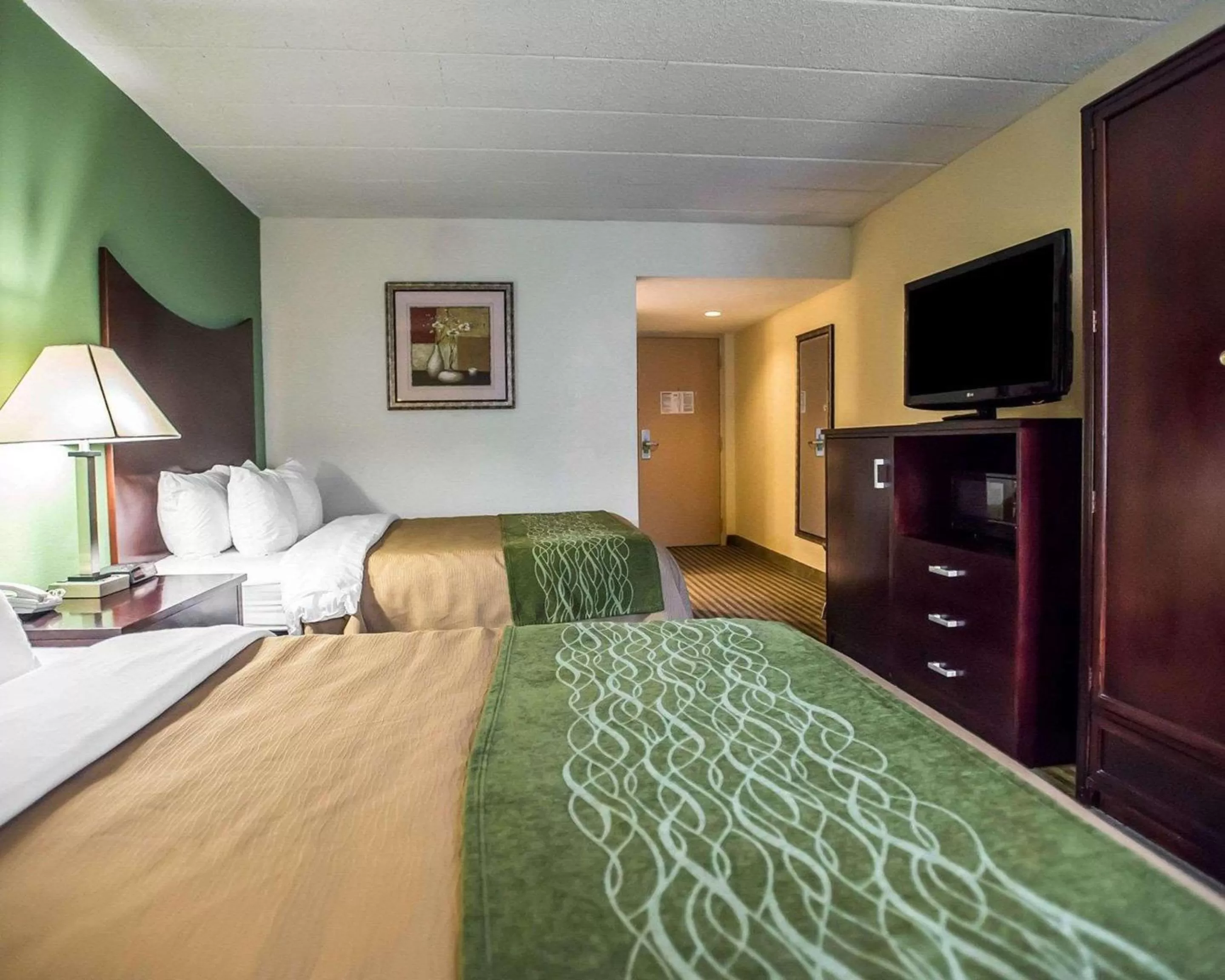 Photo of the whole room, Bed in Quality Inn Mill Hall - Lamar