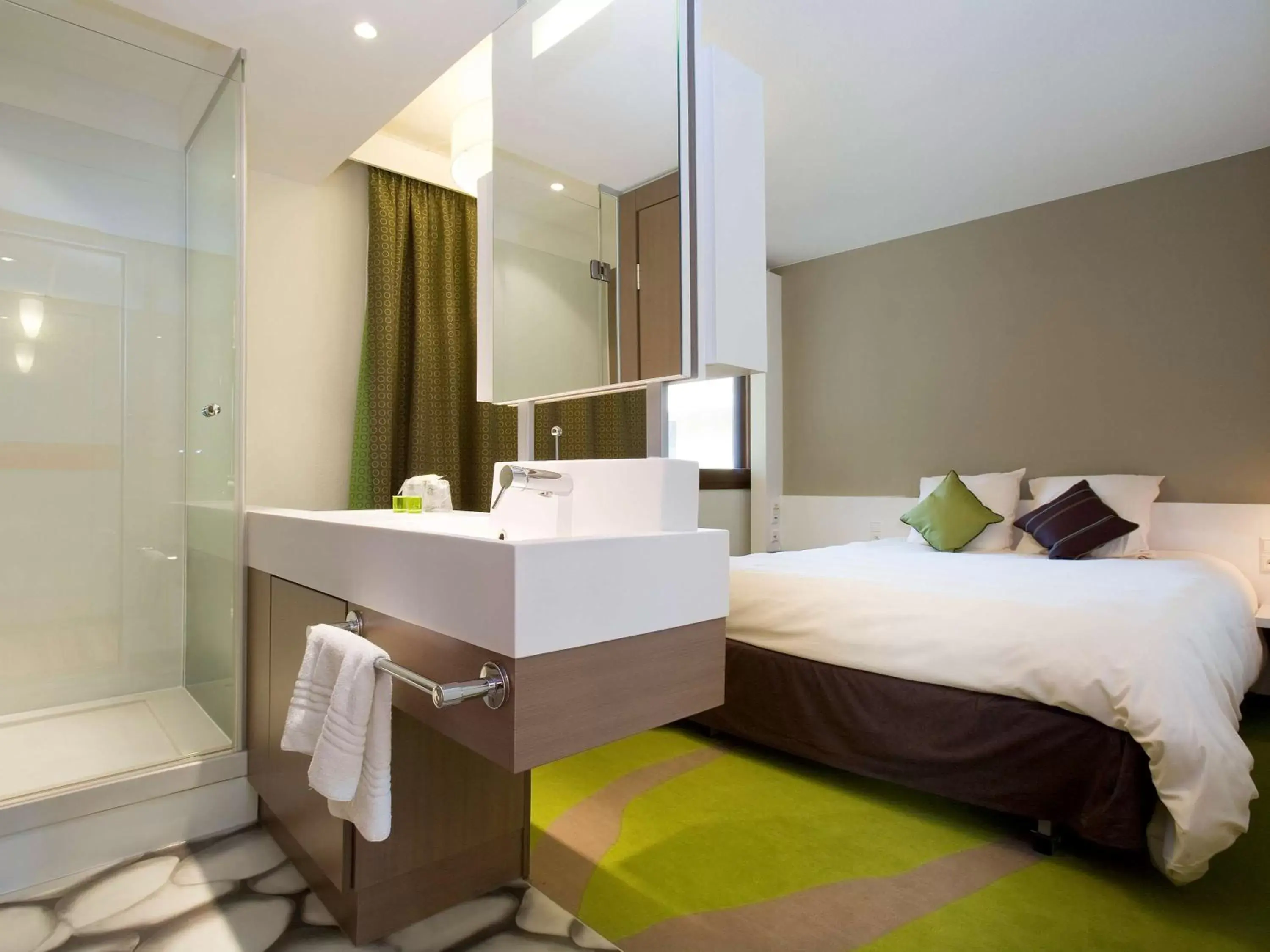 Photo of the whole room, Bathroom in ibis Styles Bordeaux Aéroport