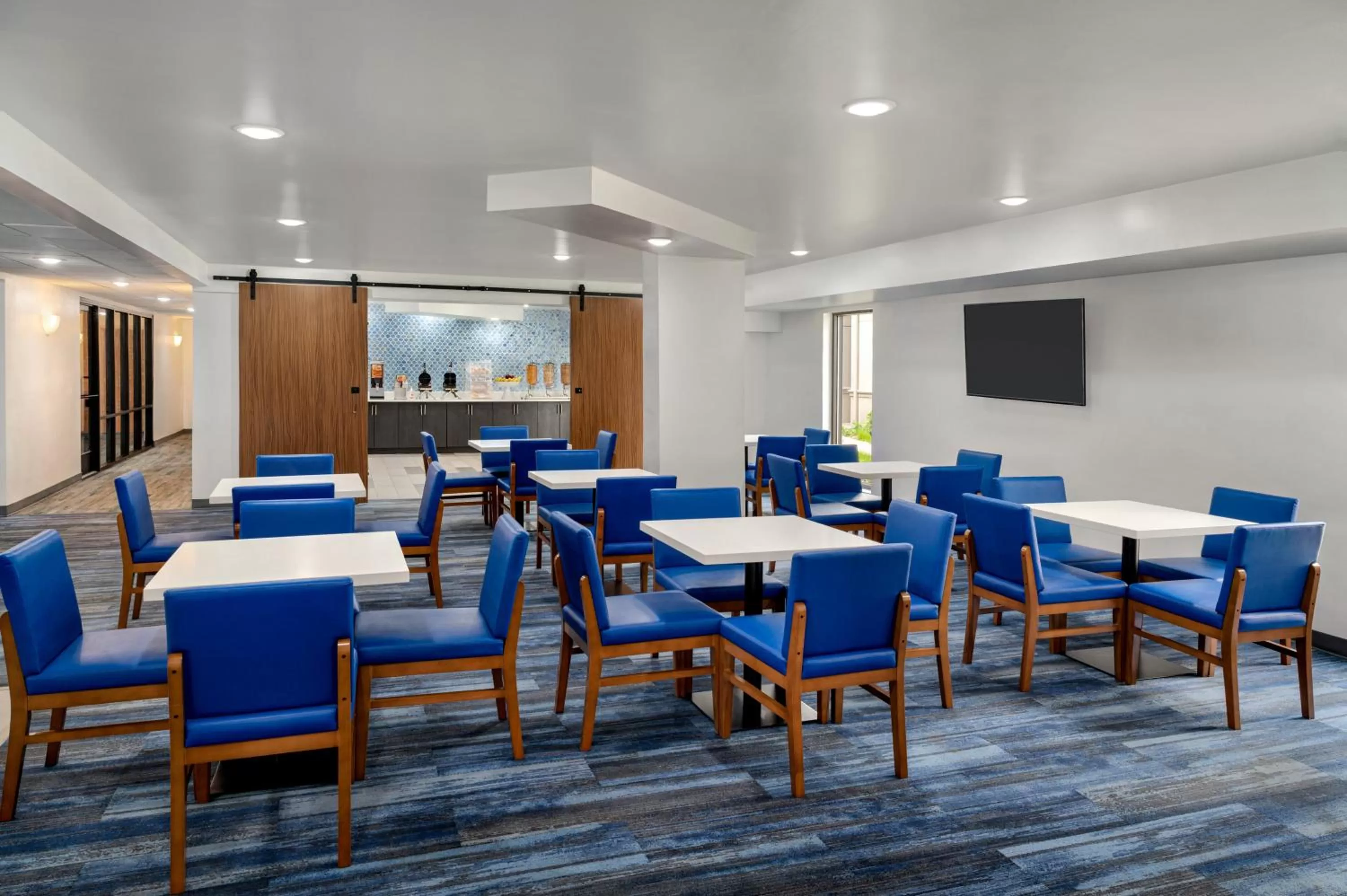 Breakfast in La Quinta Inn by Wyndham Columbus Airport Area