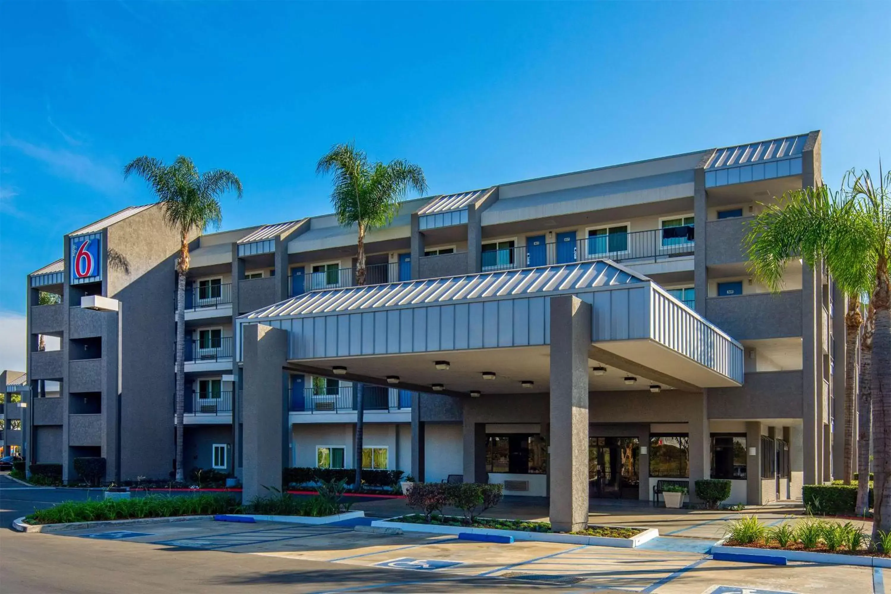 Property building in Motel 6-Anaheim, CA - Maingate