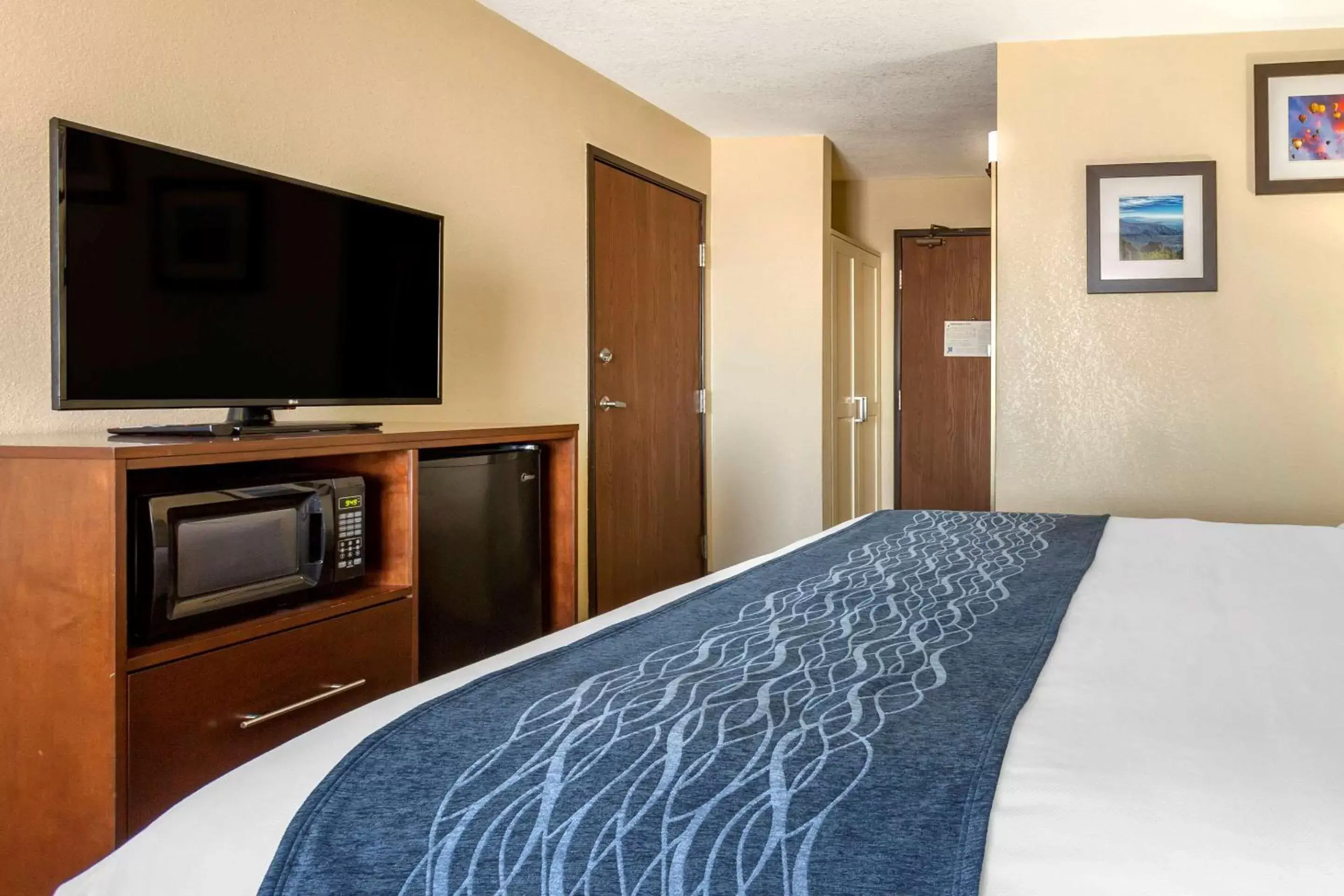 Photo of the whole room, Bed in Comfort Inn & Suites Alameda at Albuquerque Balloon Fiesta Park