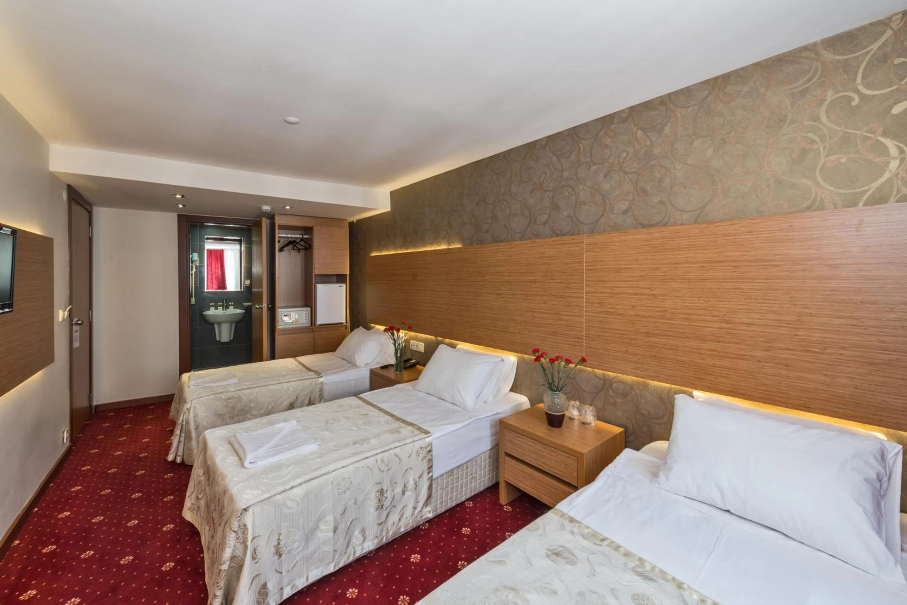 Photo of the whole room, Bed in Erbazlar Hotel