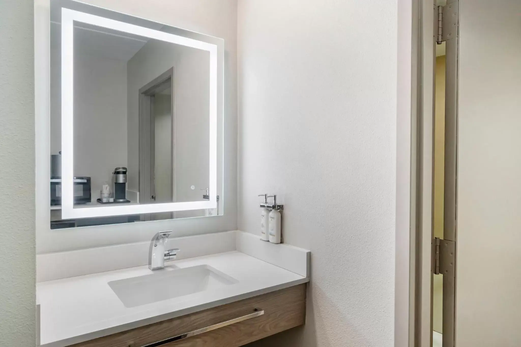 Photo of the whole room, Bathroom in Holiday Inn Express Greencastle, an IHG Hotel