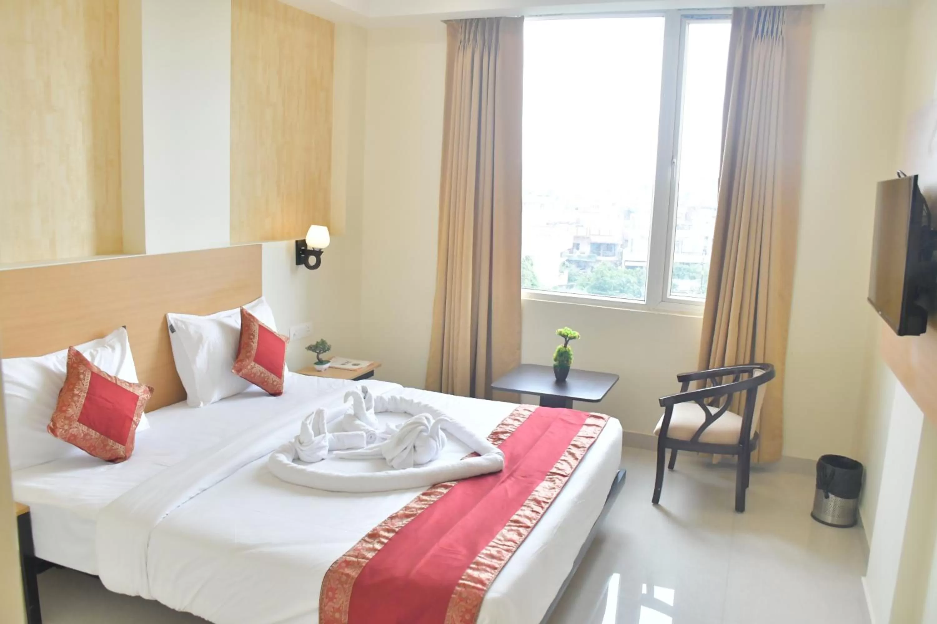 Bed in Hotel Yatharth Inn