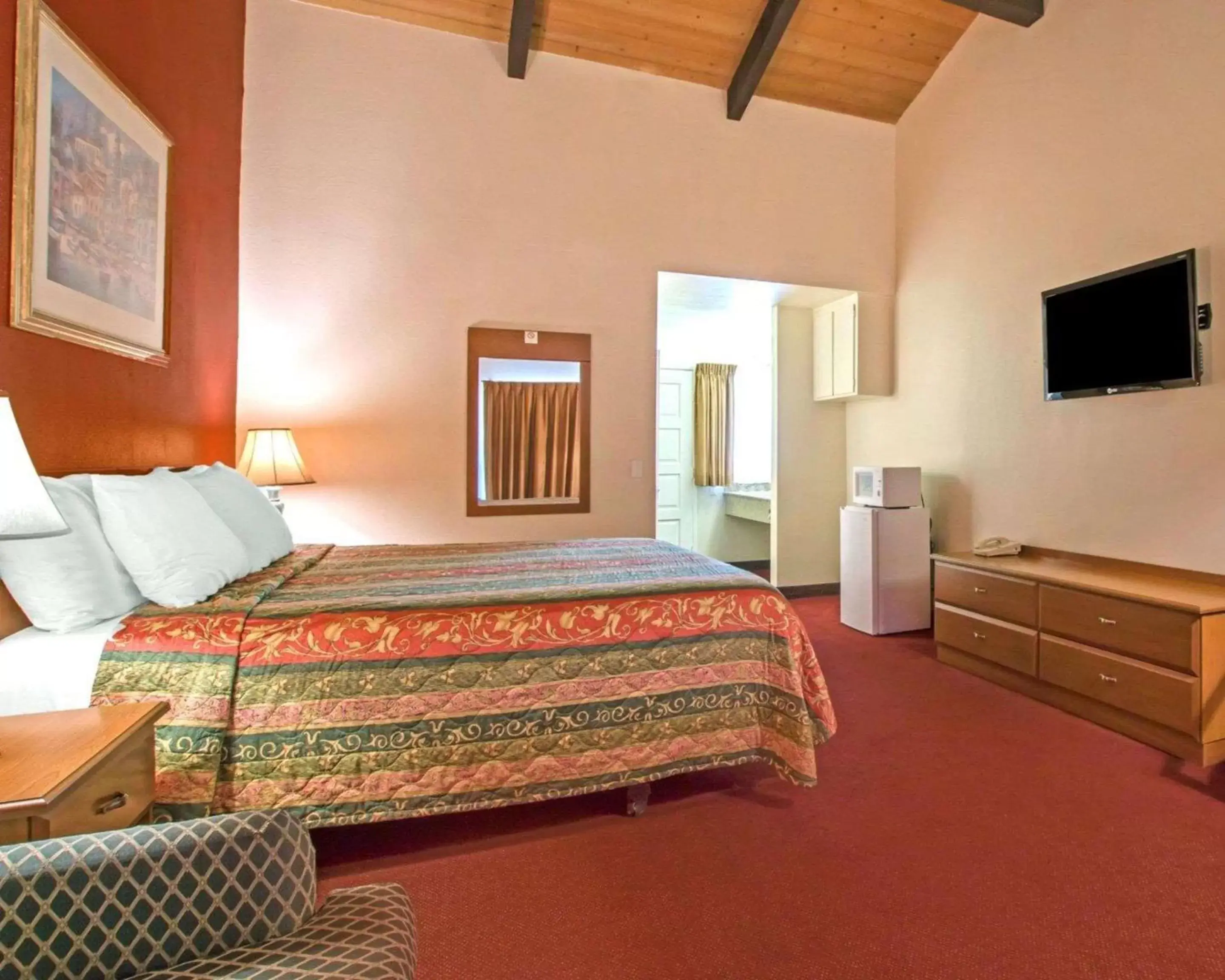 Photo of the whole room, Bed in Rodeway Inn Fallbrook Downtown