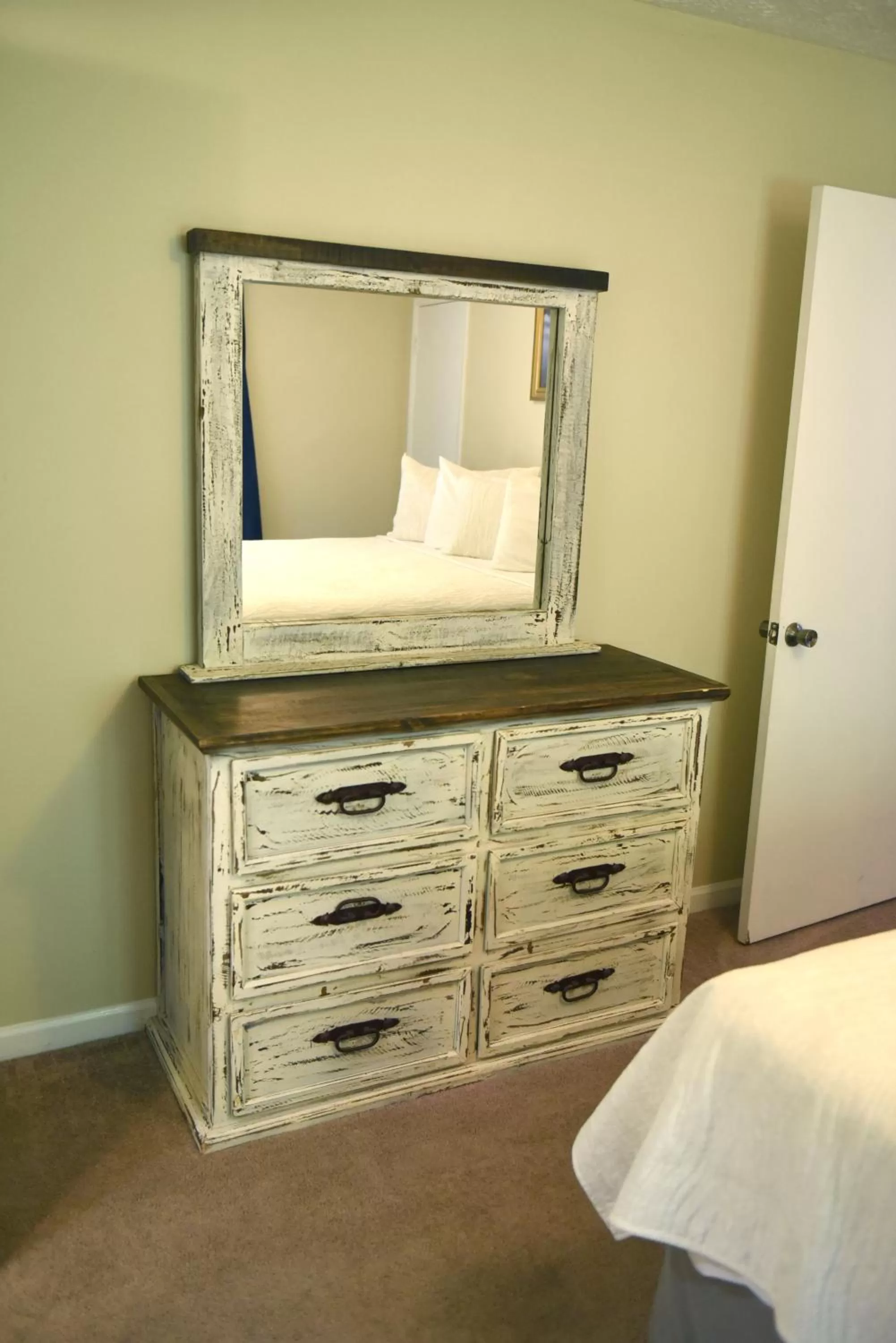 Decorative detail, Bed in Heidi Motel - Helen