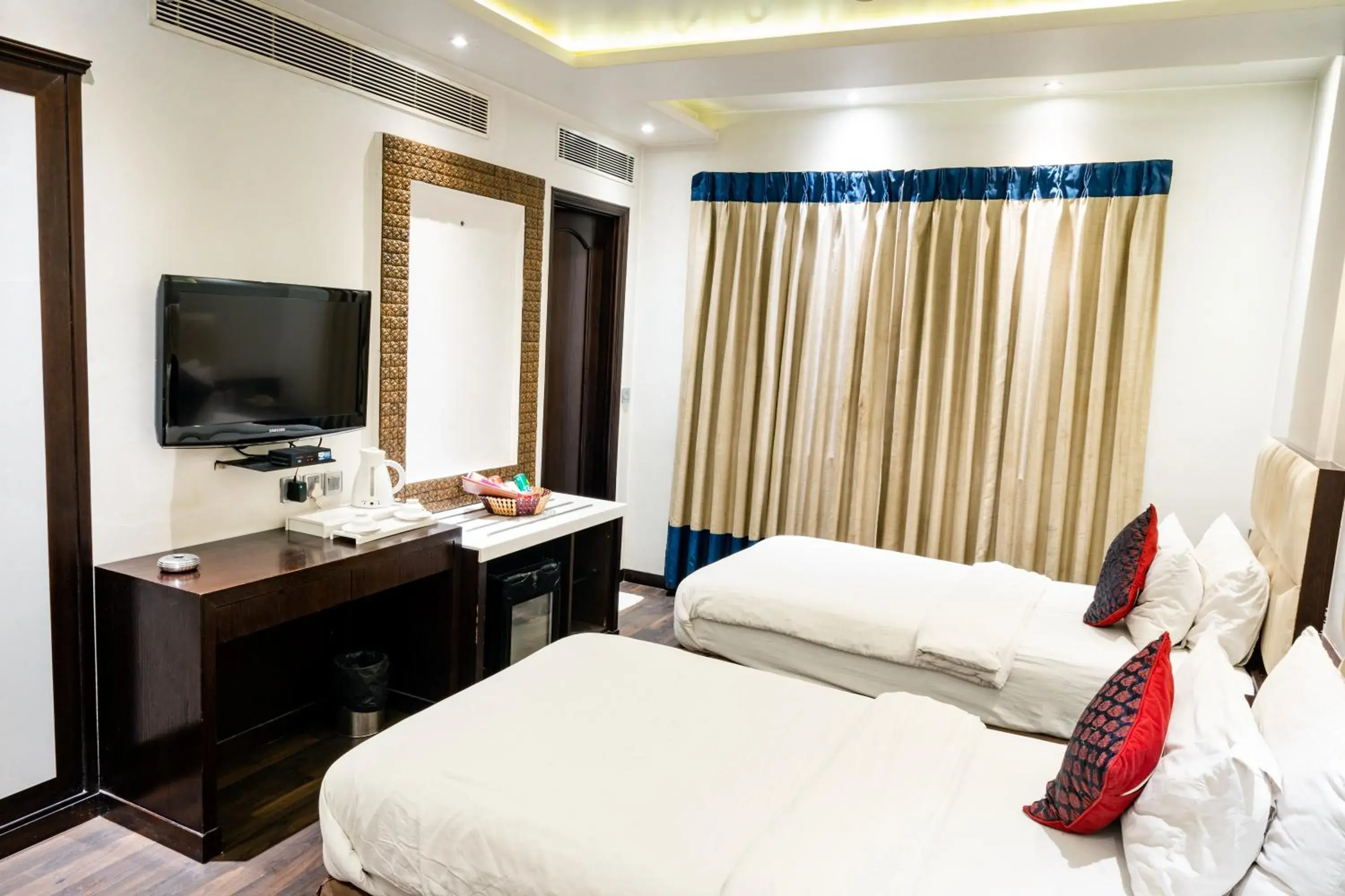 Bed, TV/Entertainment Center in Grand Godwin Near NDLS Railway Station- Paharganj